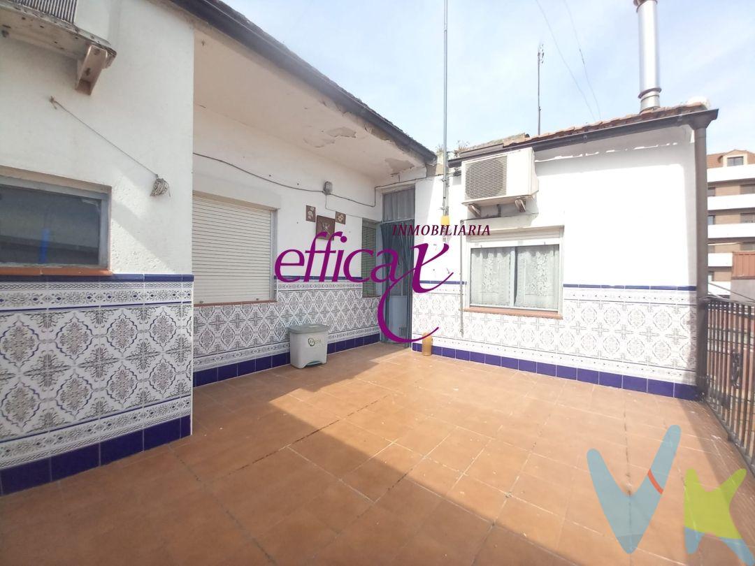 Se vende casa de dos plantas en el centro de Torrijos, al lado del parque de la Bombonera.
La vivienda dispone en planta baja de local, amplio garaje, patio y almacén posterior.
En la planta alta se encuentran las habitaciones, salón comedor con balcón a la calle principal, baño y cocina con amplia terraza. 
Para facilitar el acceso a personas con movilidad reducida, la vivienda cuenta con un ascensor interior.
La compra de este inmueble conlleva un servicio de formalización y gestión de la compraventa para el comprador, cuyo coste no esta incluido en el precio publicado.
Se le informará de todos los gastos asociados a la compraventa antes de la reserva para que usted compre con la máxima seguridad, tranquilidad y transparencia. 
 