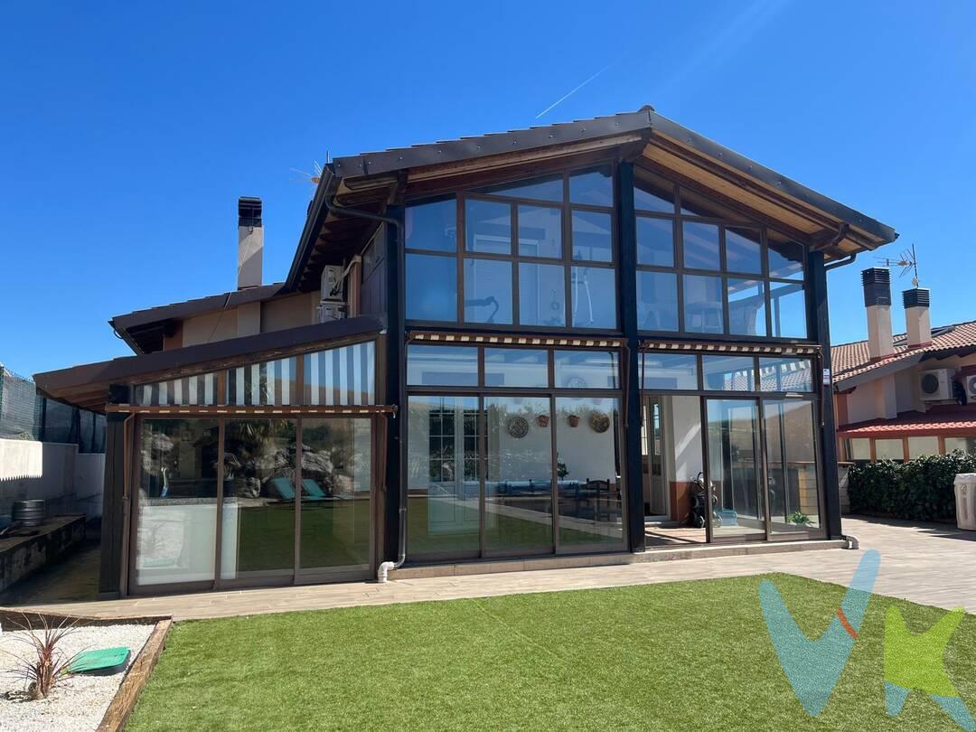 Descubre esta exclusiva vivienda unifamiliar en Úcar, un entorno privilegiado a tan solo 20 minutos de Pamplona, con excelente conexión a la autovía A-12. Un lugar ideal para disfrutar de la tranquilidad sin renunciar a la comodidad y los servicios.
La propiedad se asienta sobre una magnífica parcela de aproximadamente 600 m², donde destaca un precioso y amplio jardín, muy íntimo y cuidado, perfecto para disfrutar en familia o con amigos. La vivienda cuenta además con piscina climatizada equipada con clorador salino, alimentada en parte por placas solares que garantizan eficiencia energética y sostenibilidad.
El interior de la vivienda ha sido diseñado para ofrecer confort y funcionalidad. En la planta principal encontramos un acogedor salón-comedor con chimenea, que distribuye el calor hacia la zona de la escalera, y acceso directo a un espectacular porche acristalado, completamente equipado con tirador de cerveza, barbacoa y horno de leña, ideal para celebraciones durante todo el año.
La cocina, amplia y luminosa gracias a su doble ventanal, dispone de zona de comedor, pequeña despensa y acceso directo al garaje cerrado, aportando gran comodidad en el día a día.
En la entreplanta se ubica un espacio versátil, perfecto como despacho, zona de juegos o área de trabajo.
La primera planta alberga tres dormitorios dobles, destacando el dormitorio principal tipo suite, con baño privado equipado con ducha de hidromasaje, ventilación natural, vestidor y acceso a una amplia galería acristalada con vistas al jardín, dividida en zona de lectura y gimnasio. Esta planta cuenta además con un segundo baño completo con bañera y ventilación natural para dar servicio al resto de dormitorios.
La vivienda dispone de aire acondicionado con bomba de calor en el salón y en el dormitorio principal, y cuenta también con calefacción por gas natural, individualizada por plantas, garantizando el máximo confort durante todo el año.
Ubicada en una zona con excelente calidad de vida, Úcar ofrece servicios como transporte público (NBus), autobús escolar y atención médica en el propio pueblo y localidades cercanas. Además, a escasos metros de la vivienda se encuentra una completa sociedad con instalaciones como sociedad gastronómica, campo de fútbol, piscina y polideportivo.
Una oportunidad única para vivir en un entorno natural, con todas las comodidades y en una vivienda lista para disfrutar desde el primer día.
Datos meramente informativos, sin valor contractual. El PVP indicado no incluye impuestos (régimen general del ITP (Impuesto de Transmisiones Patrimoniales) es el 6% sobre el precio de compra) ni gastos de transmisión (notaría, registro, AJD (Actos Jurídicos Documentados), que suma aproximadamente un 2% sobre el precio de compra). Derecho de tanteo y retracto por parte de los propietarios. Honorarios de la agencia a cargo del vendedor. NO SE COBRA HONORARIOS AL COMPRADOR.