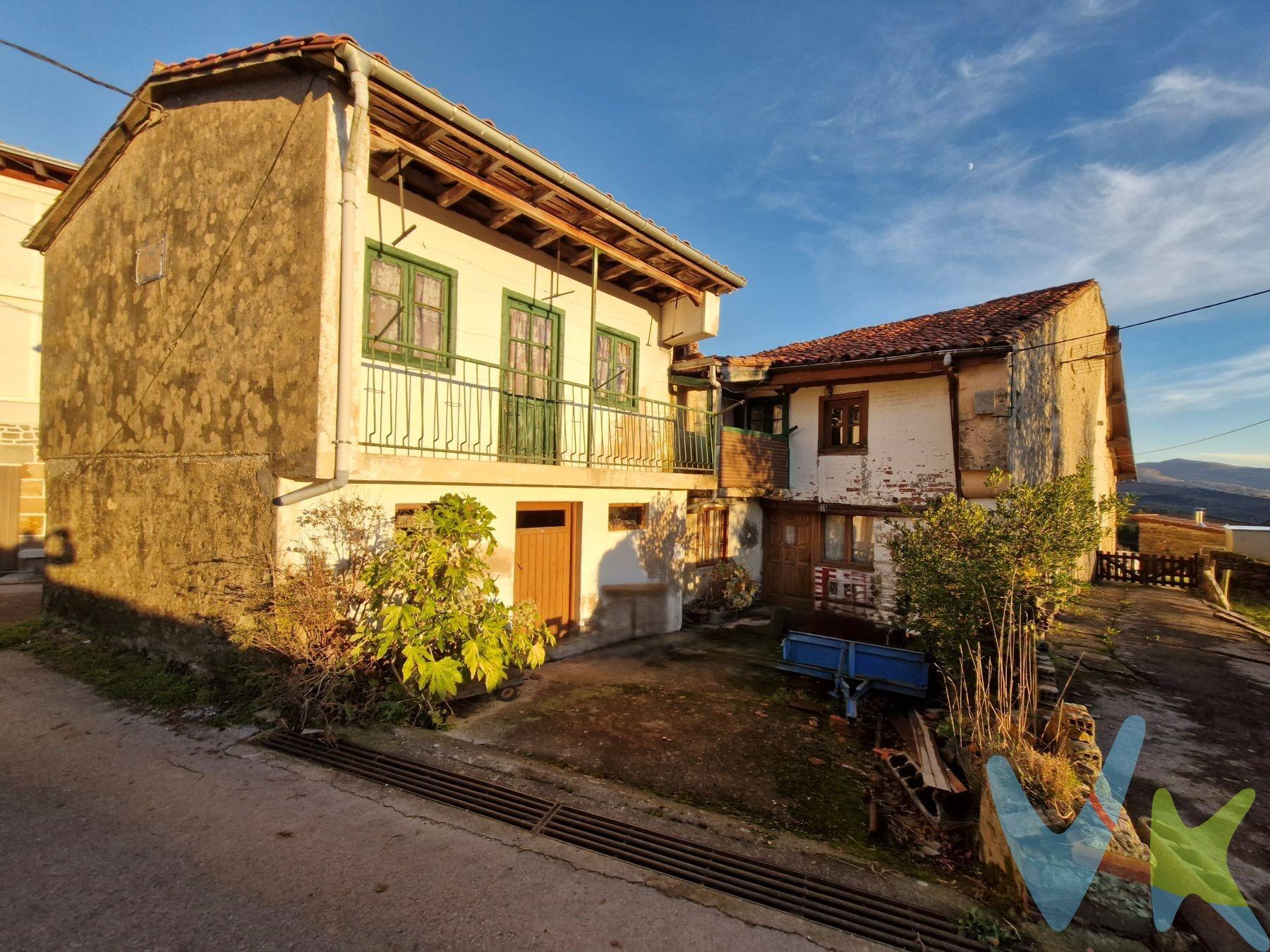 Descubra el encanto rural en estado puro con esta magnífica propiedad de piedra para reformar integralmente, situada en el tranquilo y pintoresco pueblo de Bostronizo, un auténtico mirador en lo alto del Valle de Iguña.  Características Destacadas de la Propiedad:. Tipología Rústica: Compuesta por la vivienda principal, una cuadra y un pajar, ofreciendo un potencial inmenso para convertirse en una casa rural, un refugio de montaña o la residencia que siempre soñó. Parcela Incluida: Se vende junto a una parcela de 215 m² justo enfrente de la casa, ideal para crear un jardín, una zona de barbacoa o un huerto con vistas. Vistas Espectaculares: Su ubicación en la montaña garantiza unas vistas despejadas y espectaculares de todo el Valle de Iguña, un entorno inigualable. Servicios: Cuenta con el suministro de agua dado de alta, mientras que la luz está dada de baja, lo que facilita una nueva instalación adaptada al proyecto de reforma. Entorno y Conectividad:. Bostronizo es sinónimo de tranquilidad y naturaleza. Se encuentra en una zona ganadera, con acceso directo a hermosas rutas de montaña y senderismo. A pesar de su ubicación privilegiada, la conexión es excelente:. A tan solo 5 minutos se encuentra Arenas de Iguña, donde dispondrá de todos los servicios esenciales: Ayuntamiento, bancos, comercios, estación de tren y autobús, además de la salida a la autovía. ¡Esta es la oportunidad perfecta para inversores, amantes de la naturaleza o aquellos que buscan un proyecto de vida en un entorno rural y con un encanto histórico inigualable!. Gastos de la transacción: . Compra sujeta al  Impuesto de Transmisiones Patrimoniales. El adquiriente deberá hacerse cargo del Coste de la escritura y su inscripción en el Registro de la Propiedad