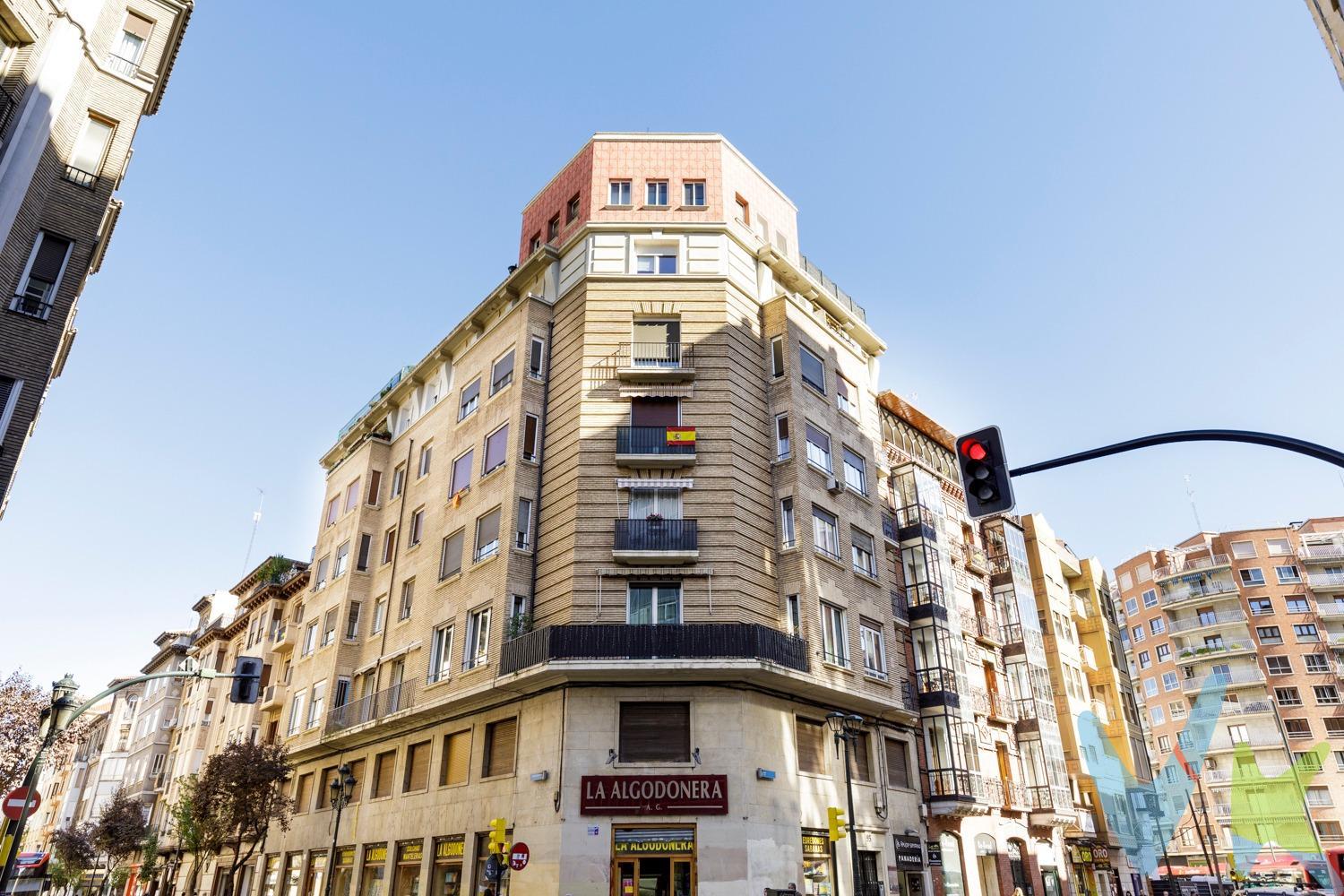 Vivienda con encanto y gran potencial en el centro de Zaragoza. En el emblemático Coso, en un edificio representativo de 1920, te presentamos esta vivienda con todas las posibilidades para crear un hogar a medida. Situada en el tramo comprendido entre Plaza España y Plaza San Miguel, su ubicación es privilegiada, con todos los servicios a pie de calle, una excelente conexión mediante tranvía y autobuses urbanos, y rodeada de comercios, cultura y vida urbana. La vivienda se encuentra en planta intermedia y es exterior, con balcones que ofrecen vistas al Coso y a la calle San Vicente de Paúl, lo que aporta una agradable sensación de amplitud y luminosidad. Con una superficie de 150 m², su distribución permite múltiples opciones de reforma, adaptándose a cualquier estilo de vida y aprovechando al máximo sus amplias estancias. Se trata de una magnífica oportunidad para quienes buscan un piso con historia y carácter, en un edificio con la elegancia de principios del siglo pasado. Techos altos, balcones con encanto y detalles originales hacen de esta vivienda una base perfecta para llevar a cabo una reforma integral personalizada. Además, el entorno del Coso está inmerso en un proceso de actualización y revitalización urbana que realzará aún más el atractivo de la zona, combinando historia, modernidad y calidad de vida. Se vende con trastero grande en la misma finca. Disponemos de proyecto de reforma. . Llámanos para ampliar información y solicitar una visita. 