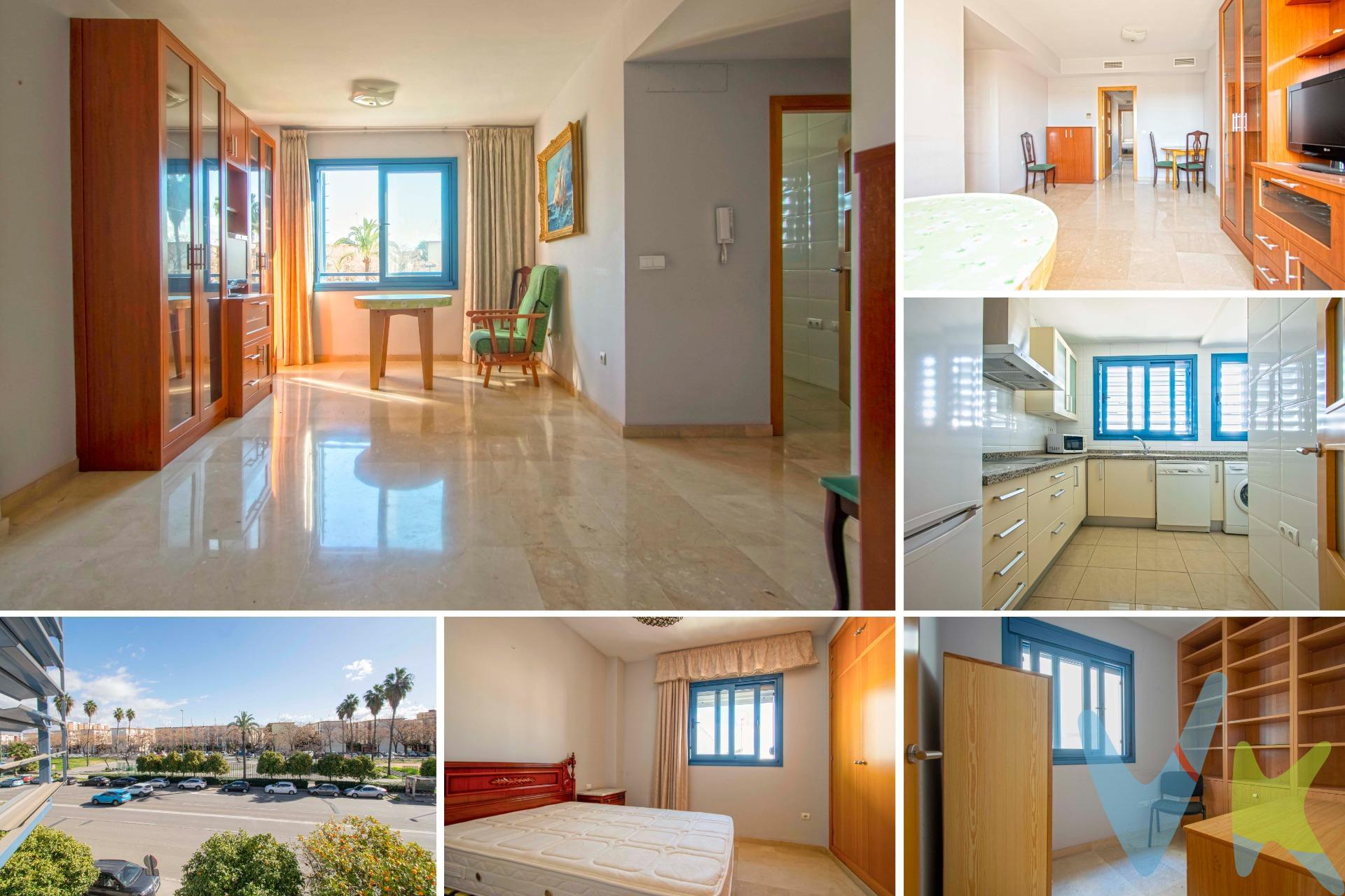 . . MagnÍfico piso de 88m2 en perfecto estado con ascensor, próximo al centro comercial Los Arcos y junto a la comisaria de policía local y al parque de la ranilla. La vivienda esta compuesta de amplio salón luminoso, 3 habitaciones, 2 baños, ambos con plato de ducha y gran cocina totalmente equipada. Informamos a nuestros clientes compradores que el precio de venta no incluye lo siguiente: Honorarios de la agencia inmobiliaria, Impuestos (I.T.P., I.V.A. o A.J.D., en su caso) ni otros gastos de la compraventa (gastos de Registro de la Propiedad, Notaría, Gestoría ni de posible Financiación). Documento D.I.A. a disposición del consumidor según Decreto 218/2005 Junta de Andalucía. . . . 