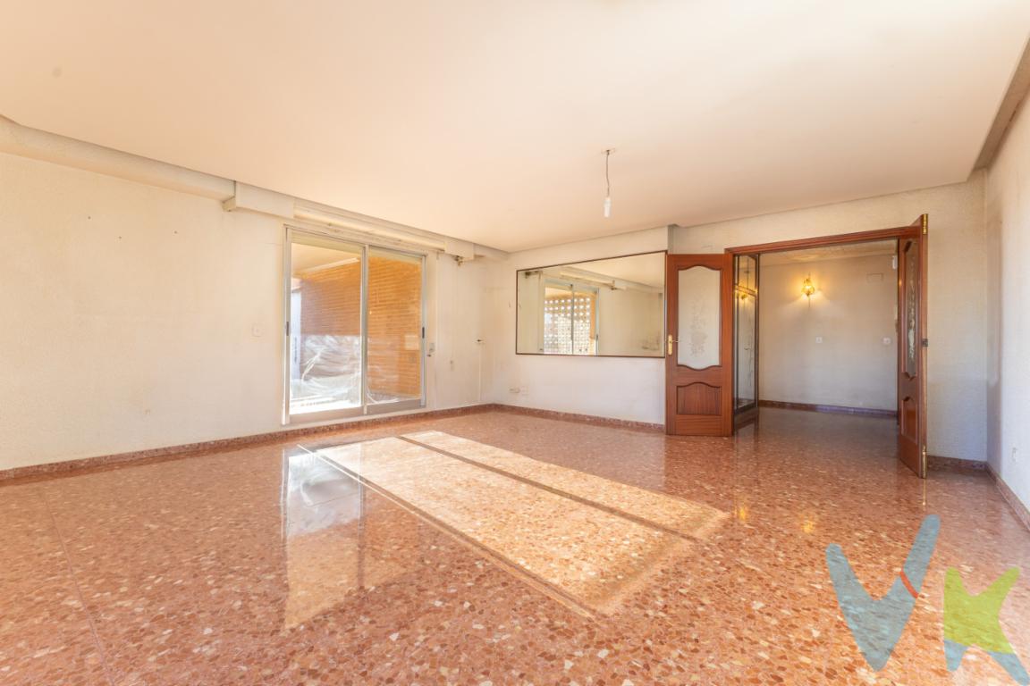 Consta de 5 amplios dormitorios, 2 baños completos y un gran comedor que ofrece impresionantes vistas panorámicas de toda la ciudad, desde el mar hasta la montaña. La joya de la propiedad es su enorme terraza de 60 m²,que rodea toda la propiedad, se puede acceder desde varios rincones, perfecta para disfrutar de momentos de relax o reuniones al aire libre.Además, cuenta con una cocina independiente de origen, perfecta para renovarla y adaptarla a tus gustos y necesidades. El edificio, de carácter familiar, te brinda un entorno tranquilo y acogedor. La propiedad ofrece la posibilidad de adquirir además 2 plazas de garaje cerradas y conexas como una sola, en la planta baja del mismo edificio, lo que te garantiza la comodidad de tener tu vehículo siempre a mano.Ubicado en el centro de Puerto de Sagunto, tendrás a tu disposición todos los servicios y comodidades que la zona ofrece. ¡No dejes pasar esta oportunidad y ven a descubrir tu nuevo hogar!*Por mandato expreso del propietario, comercializamos este inmueble en exclusiva, lo que le garantiza el acceso a toda la información,   a un servicio de calidad con el sello de Inmueble certificado que asegura tranquilidad a los compradores.*El precio indicado no incluye gastos ni otros conceptos. Al precio habrá que añadirle los gastos propios de la transmisión inmobiliaria,   como: honorarios notariales, impuesto al que se encuentre sujeta la transmisión (Impuesto sobre el Valor Añadido o Impuesto sobre Transmisiones Patrimoniales y Actos Jurídicos Documentados, según el caso),   gastos de inscripción en el Registro de la Propiedad y honorarios de intermediación de la agencia inmobiliaria.   *el inmueble se vende sin amueblar, sin electrodomésticos, enser o elemento decorativo. 