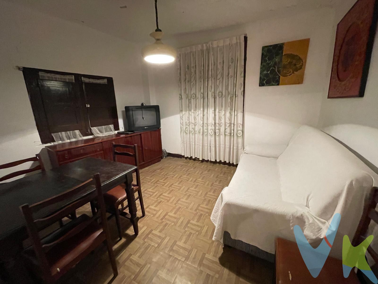 <b>DAROCA</b>  Casa de 335 metros cuadrados construidos en el centro de Daroca que se distribuye en planta calle con varios locales y estancias. Primera y segunda planta con salón, tres dormitorios, cocina y baño cada una. Tercera planta como almacén.  .  Edificio ubicado en zona histórica artística y turística con muchas posibilidades.  .  