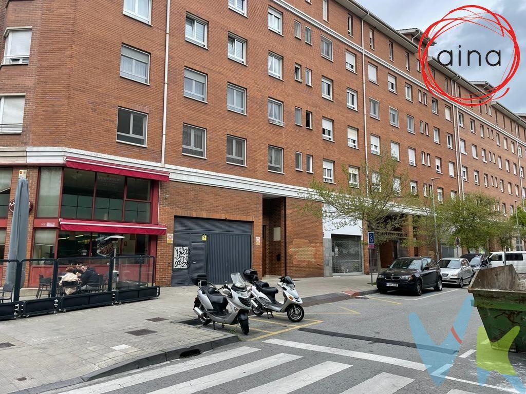 ¿Necesita un espacio dónde guardar aquellos artículos que le permitan desahogar su vivienda y al mismo tiempo disfrutar de una plaza de garaje en el mismo edificio en pleno centro de Villava? Mejore su calidad de vida aprovechando esta oportunidad de adquirir un cuarto trastero con plaza de garaje en el sótano del edificio de Calle Kapanaburua, nº 8. 