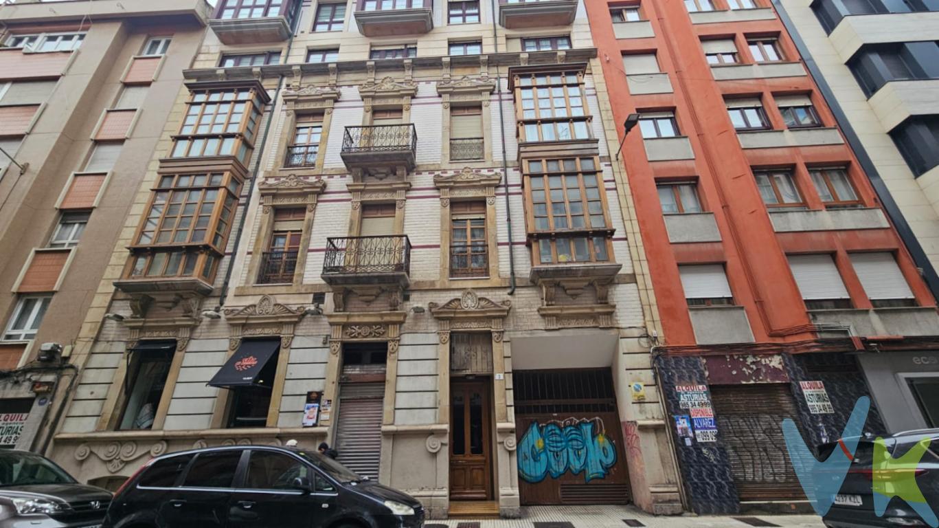 **Oportunidad en el Corazón de Gijón: Venta de Garaje con Trastero en Zona Centro**Ubicada en pleno centro de Gijón, esta plaza de garaje con trastero ofrece la combinación perfecta de seguridad para su vehículo además de comodidad urbana para aparcar y almacenar . Disponible para la venta, se sitúa en una ubicación insuperable en el corazón de la ciudad. Para aquellas personas que consideran fundamental la tranquilidad que otorga tener un lugar fijo y seguro donde estacionar su coche, esta oferta representa una inigualable ocasión.El espacio de estacionamiento dispone de 10.6 metros cuadrados, adecuado para satisfacer las necesidades de un utilitario. Construido en un edificio moderno y funcional del año 2001, el garaje proporciona las ventajas de una edificación contemporánea, asegurando su durabilidad y robustez. La infraestructura del edificio ha sido mantenida de forma excepcional, garantizando así la protección de su inversión, haciéndolo una opción confiable y efectiva para las exigencias actuales.Este garaje es ideal para aquellos que buscan evitar las complicaciones diarias del tráfico en el centro de Gijón y desean simplificar sus desplazamientos con acceso directo y sin inconvenientes. Comprar este garaje significa dejar atrás las vueltas interminables en busca de aparcamiento, disfrutando desde el primer día de una mejor gestión del tiempo y un ahorro de energía personal. Además, poseer una plaza de garaje en propiedad incrementa su comodidad y la de su familia, generando mayor tranquilidad en el día a día.Tener un lugar exclusivo donde aparcar se traduce en añadir valor a su calidad de vida diaria, mejorando considerablemente sus desplazamientos y accesibilidad en el entorno.Adquirir esta propiedad representa no solo una solución inmediata de aparcamiento sino también una inteligente inversión a largo plazo. Con la creciente demanda de espacios de estacionamiento en áreas céntricas, esta oferta se presenta como una excelente oportunidad de inversión con potencial revalorización futura. No deje pasar la oportunidad de adquirir esta plaza de garaje que incluye un espacio adicional de almacenamiento con un trastero de 3 metros.  Contáctenos para programar una visita y poner en valor de primera mano las ventajas de esta oportunidad.En el precio del inmueble no se incluyen los gastos de Notaría, Registro e Impuestos asociados a la operación. 