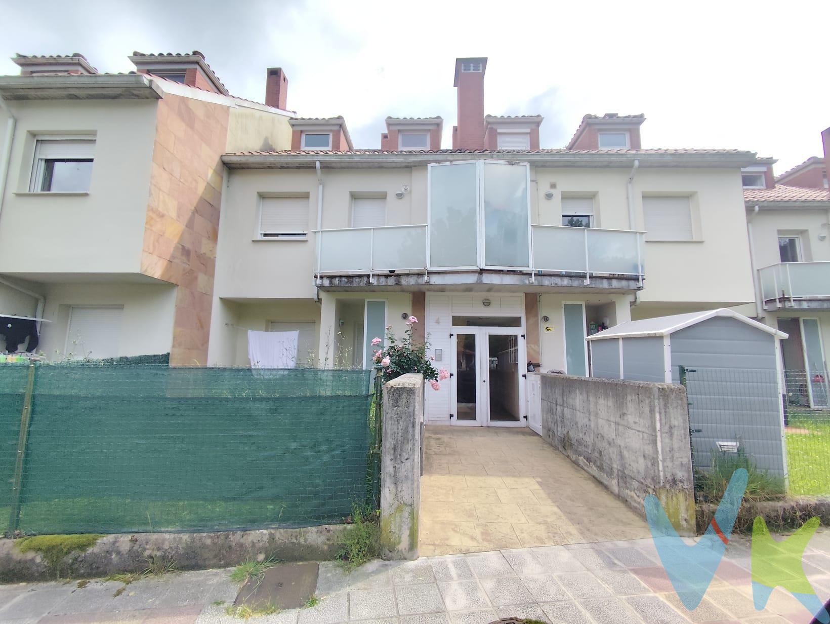 En La Cueva, a tan solo 5 minutos de Saron y a 20 minutos de Torrelavega, se presenta este amplio y luminoso dúplex que destaca por sus dos terrazas ideales para disfrutar del sol. Se encuentra en la primera planta del edificio y se distribuye en planta baja, cuenta con un acogedor salón-comedor dotado de terraza privada, una cocina independiente también con acceso a otra pequeña terraza, un dormitorio cómodo y un baño completo. En la primera planta encontramos otros dos dormitorios espaciosos junto con otro baño completo. . Esta atractiva urbanización ofrece además parque infantil y amplias zonas verdes perfectas para el esparcimiento familiar. Incluye plaza de garaje situada en el mismo edificio lo que añade comodidad al día a día. Se ubica en una zona muy tranquila pero excelentemente comunicada tanto por carretera como autovía, facilitando los desplazamientos hacia ciudades cercanas sin complicaciones. No pierdas esta oportunidad única; llámanos hoy mismo para concertar tu visita! . Recuerda que los impuestos asociados así como gastos notariales o registrales no están incluidos en el precio.