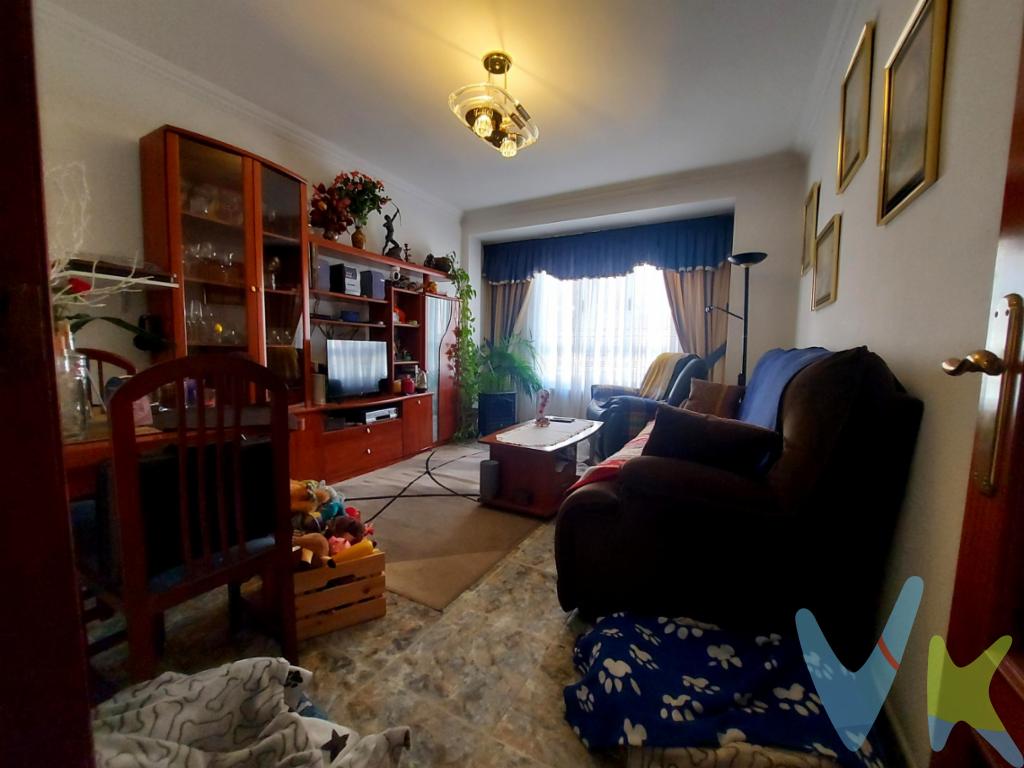 Descubra este encantador piso en venta ubicado en la zona de Ayuntamiento, San Millán, en el corazón de Logroño. Este inmueble representa una oportunidad excepcional para quienes buscan un hogar cómodo y bien situado en una de las zonas más emblemáticas de la ciudad. Situado en la tercera planta de un edificio clásico.Con una superficie útil de 62.09 metros cuadrados y una construcción total de 77.3 metros, el espacio ha sido diseñado  para ser funcional. El piso cuenta con dos amplias habitaciones, lo que proporciona suficiente espacio para una familia pequeña, una pareja o incluso una persona sola que valore el espacio adicional. La distribución del piso se centra en una acertada orientación que maximiza la luz natural en todos los espacios del hogar, creando una atmósfera cálida y acogedora. En el salón, las ventanas amplias permiten disfrutar de las vistas hacia el exterior . La cocina, otro de los espacios fundamentales de la vivienda, está lista para satisfacer todas sus necesidades culinarias. Diseñada para optimizar cada centímetro cuadrado, ofrece múltiples opciones de almacenamiento y una disposición que facilita el movimiento mientras se cocina. El inmueble también ofrece la conveniencia de tener el transporte público muy cerca, lo que facilita los desplazamientos por la ciudad. Las conexiones de autobús en las inmediaciones aseguran que moverse por Logroño y sus alrededores sea un proceso sencillo y rápido, incrementando así el valor de la ubicación.Por otro lado, este hogar goza de una localización privilegiada que le permite tener acceso a una amplia gama de servicios y comodidades. Estar tan cerca del ayuntamiento de Logroño no solo implica formar parte del vibrante centro de la ciudad, sino también tener a su alcance zonas comerciales, restaurantes, centros culturales y más, convirtiéndolo en una opción ideal para quienes deseen disfrutar de una vida urbana completa.No deje pasar la oportunidad de descubrir en persona todo lo que esta vivienda ofrece. Programe su visita hoy mismo y déjese convencer por la magia y el encanto únicos de este espacio tan acogedor. Hay un sinfín de posibilidades esperando a ser descubiertas por usted en este especial rincón de la ciudad. 