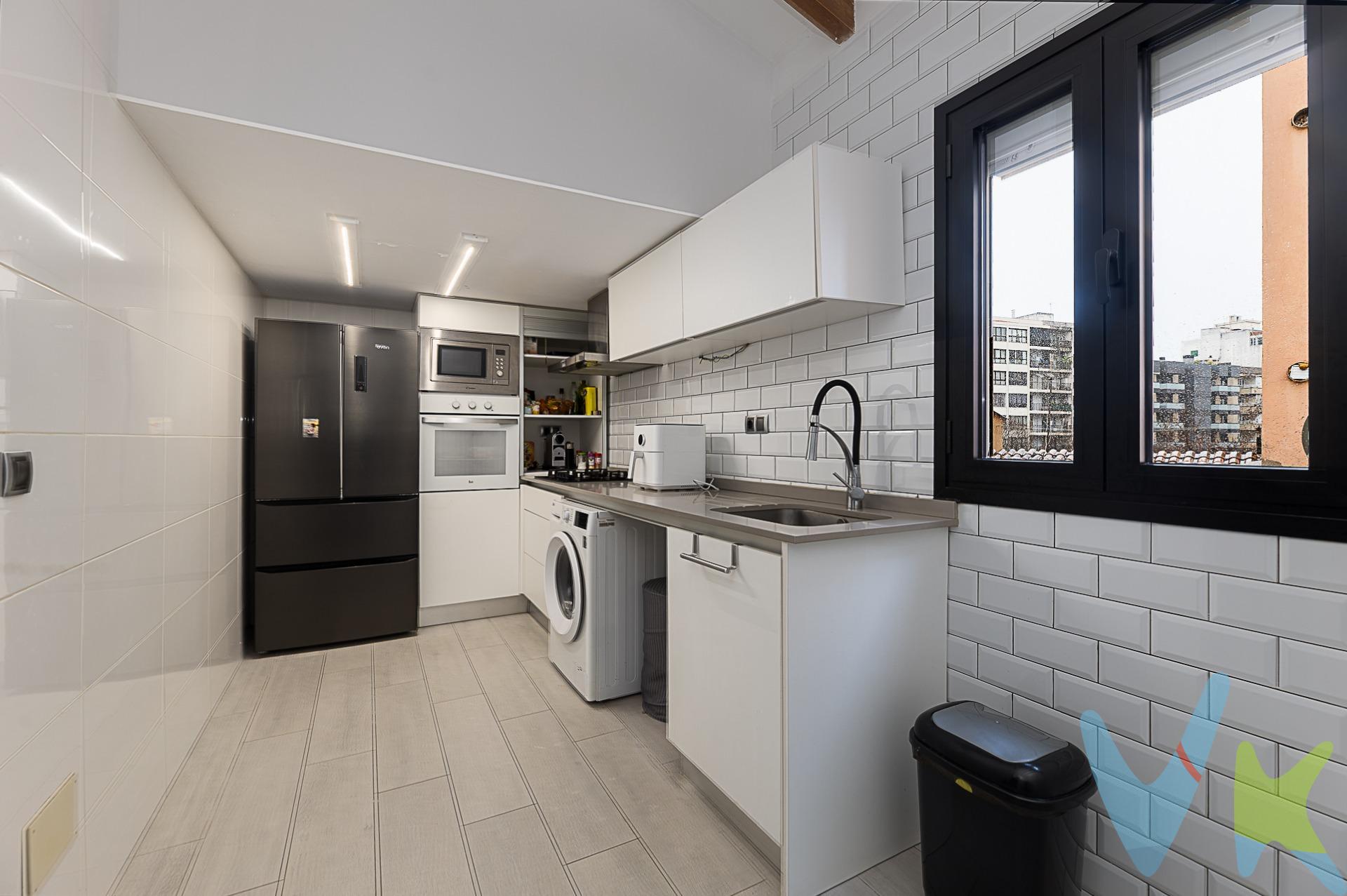 ¡Tu piso reformado en el corazón de Palma te está esperando! . Luminosa, moderna y con todo cuidado al detalle, esta vivienda de dos habitaciones dobles te ofrece comodidad y estilo en una de las zonas más céntricas de Palma. Una de las habitaciones cuenta con aseo en suite, y además tendrás un baño completo con bañera. Situada en un tercer piso sin ascensor, en una finca tranquila de pocos vecinos, disfrutarás de la calma sin renunciar a la cercanía de tiendas, supermercados, transporte y todo lo que necesitas al alcance de tu mano. Ideal para parejas, familias o como inversión: listo para entrar a vivir y empezar a disfrutar de la vida urbana en Palma desde el primer día. Oportunidad única en una de las zonas más demandadas de Palma. . *El precio de venta 319.000 € incluye los honorarios de la agencia inmobiliaria, asumidos íntegramente por la propiedad. Dichos honorarios, junto con el IVA correspondiente, no se repercuten a la parte compradora, y el precio no se ve incrementado por los servicios de intermediación. El precio indicado no incluye los gastos e impuestos derivados de la compraventa, que deberán ser abonados por la parte compradora, entre ellos el ITP aplicable (8 %), así como los gastos notariales y registrales, estimados de forma orientativa en torno a 3.000 – 4.500 €. Los importes indicados son orientativos y podrán variar según la normativa vigente y las circunstancias del comprador.