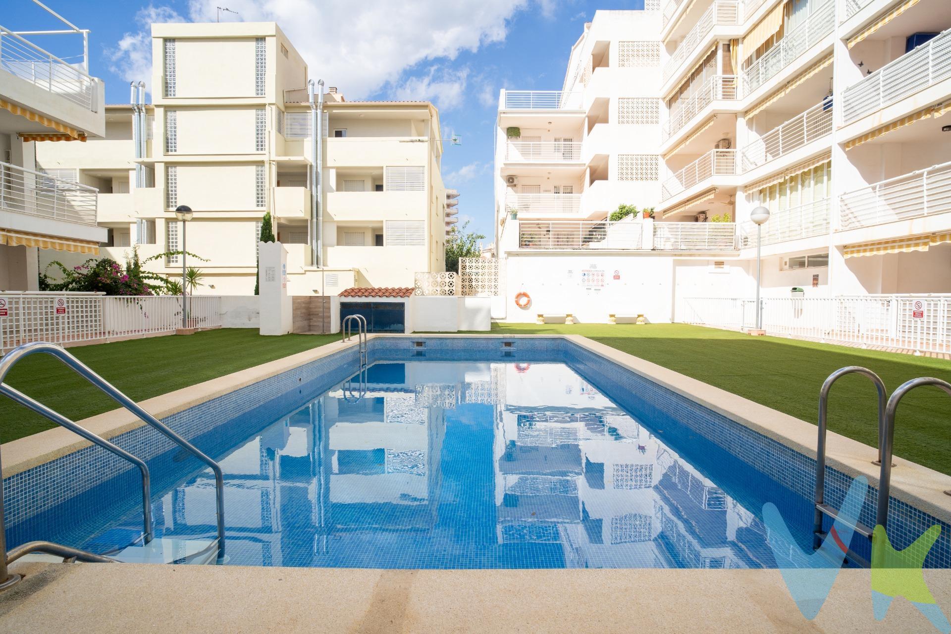 Descubre este encantador apartamento listo para entrar a vivir. Ubicado en un enclave privilegiado, entra la Playa de la Concha y la Playa Morro de Gos, las dos playas con mayor reclamo de Oropesa del Mar. Con una superficie útil de 65 m², distribuida en dos habitaciones dobles amplias con armarios empotrados, cocina independiente totalmente equipada, baño reformado con plato de ducha, amplio salón comedor con bomba de frio y calor y la verdadera protagonista, su terraza . Un espacio versátil para disfrutar en cualquier estación: con la brisa del ventilador de techo en los días más calurosos de verano y resguardada del frío en invierno gracias a su cerramiento de cristal, lo que te permite tener un salón al aire libre durante todo el año . Además, el apartamento se vende completamente amueblado e incluye electrodomésticos modernos así como televisores tanto en el salón como en la terraza. Entre sus extras destacan plaza de garaje privada, acceso a piscina comunitaria, su ubicación privilegiada ya que esta a tan solo 300 metros del mar. Además cuenta con transporte público cercano incluyendo autobuses y trenes así como escuelas cercanas lo cual hace esta propiedad perfecta ya sea para residir permanentemente o disfrutarla durante vacaciones. Los metros útiles son aproximados. Este inmueble es en exclusiva, con lo que le facilitamos cualquier información sobre la vivienda. Por este motivo, solicitamos no molesten al propietario, ocupantes de la propiedad, vecinos o conserje de la comunidad. . Muchas gracias por su comprensión. El precio indicado puede sufrir variaciones. En todos los casos los precios expuestos son más impuestos y gastos derivados de la transmisión del inmueble . La operación esta sujeta al Impuesto de Transmisiones Patrimoniales (ITP), cuyo tipo general es del 9%, gastos de Notaría, Registro de la Propiedad y en su caso, gestoría.