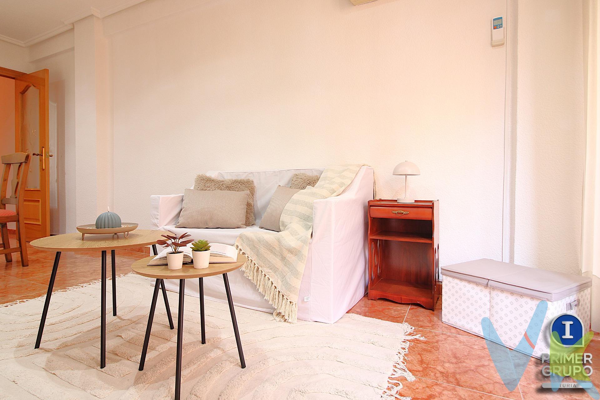 ¿Buscas vivir en Valencia? No pierdas la oportunidad de visitar este piso situado en el barrio de l’Olivereta (Valencia), ubicado en una segunda planta con ascensor y con una superficie de 82 m² construidos. La vivienda se compone, en primer lugar, de un salón-comedor amplio, con balcón a la calle y aire acondicionado. Actualmente dispone de cuatro dormitorios: un dormitorio principal de gran tamaño, con un amplio armario empotrado; un dormitorio doble, ideal para dos camas; un dormitorio de paso, perfecto para habilitar como un gran vestidor o incluso como segundo cuarto de baño; y un dormitorio individual. La vivienda es perfecta para familias. El barrio es tranquilo y cuenta con todos los servicios necesarios para el día a día, como panaderías, supermercados, cafeterías, así como línea de metro y autobuses, lo que garantiza una excelente comunicación con el resto de la ciudad. Entre los lugares más destacados del barrio se encuentran el Hospital General Universitario, el Complejo Administrativo 9 d’Octubre y el Parque del Oeste. Además, en este caso, la vivienda se encuentra a muy poca distancia de los Jardines del Turia, un entorno ideal para correr, pasear o disfrutar con los niños mientras se realiza actividad al aire libre. Si estás interesado en concertar una visita, no dudes en llamarnos. Estaremos encantados de atenderte y resolver cualquier duda. El precio indicado en este anuncio no incluye los gastos propios de la compraventa, tales como impuestos aplicables, gastos de notaría, registro o gestoría.