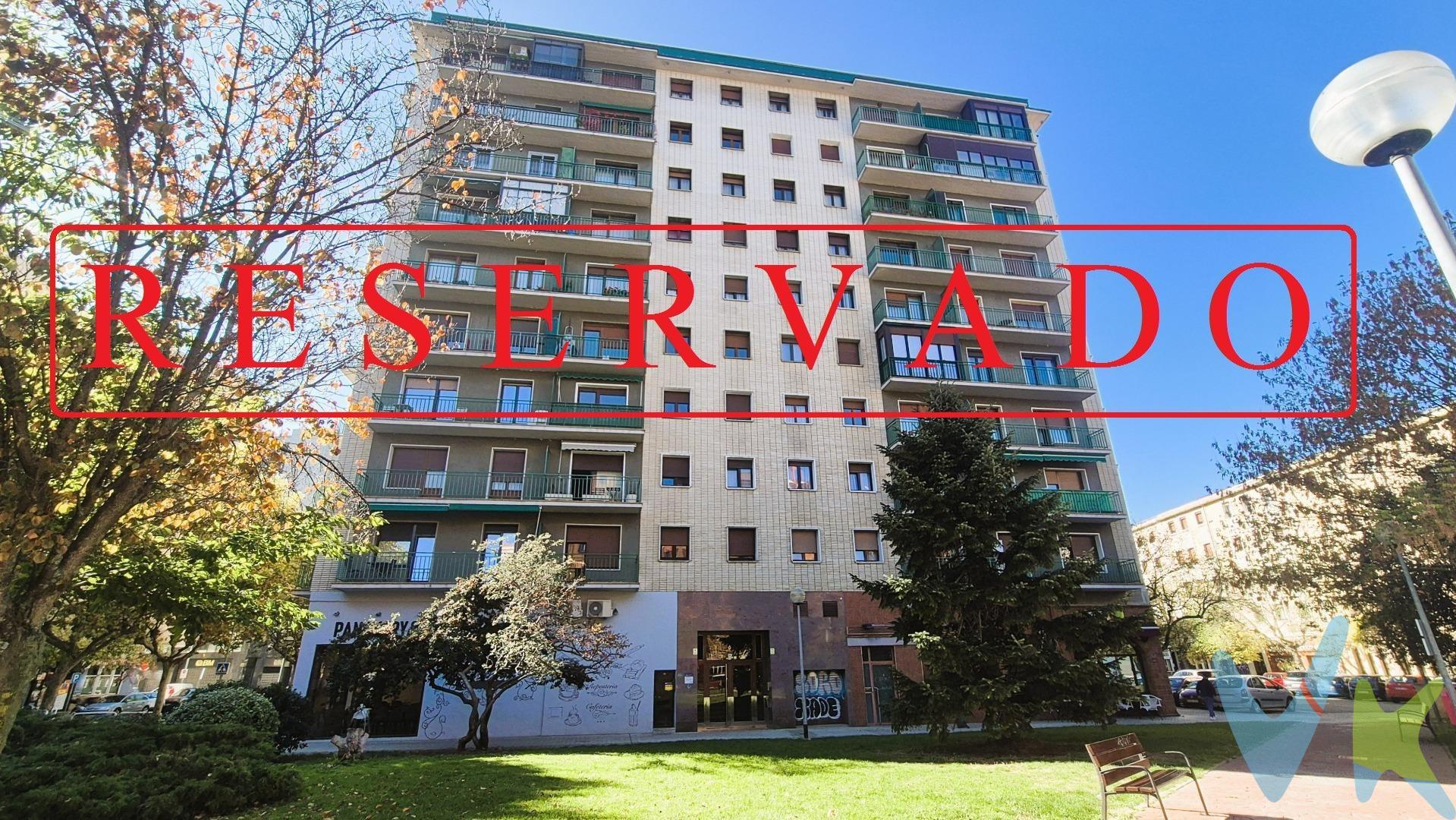 Un piso de altura en el centro de San Juan. En un edificio de buena planta. Su 7ª Altura y orientación oeste  le aportan sol de tarde y vistas agradables. Son ventajas que siempre le van a acompañar. Admás  sus  95 metros cuadrados construidos, hacen que sus 3 dormitorios, el baño completo, la cocina y el salón, tengan un buen tamaño y  se completan con una práctica zona de tendedero con despensa y un balcón acristalado en el salón. Un piso muy completo que ha sido cuidado con esmero y en el que se puede vivir sin grandes reformas, aunque tiene muchas posibilidades si se quiere reformar. Compruébalo en la visita que vas a solicitar ya mismo. ¡Llamanos y quedamos!