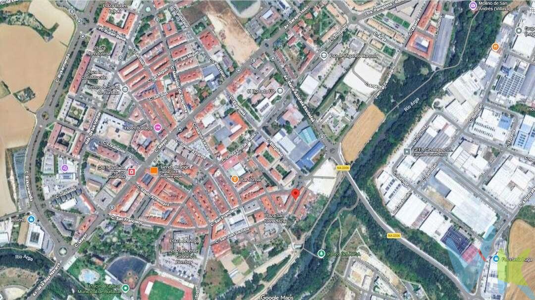  
Atención Inversores: Se Vende Vivienda con Inquilino en Burlada
Tipo de propiedad: Piso
Subtipo de propiedad: Piso
Descripción del inmueble

Cocina: Independiente
Conservación: Reforma necesaria
Número de habitaciones: 3
Superficie útil: 67m²
Superficie construida: 70 m²
Estructura del edificio: Hormigón
Altura del inmueble: 2º
Plantas por piso: 2
Agua caliente: Individual gas natural
Calefacción: Individual gas natural

Ubicación y entorno
Burlada, conocida también como Burlata, es un municipio situado muy cerca de Pamplona, en la Comunidad Foral de Navarra. Se trata de una zona residencial consolidada que combina la tranquilidad de un entorno urbano con excelente comunicación con el centro de la capital y sus servicios.
El barrio dispone de múltiples colegios e instituciones educativas de calidad, como el Colegio Público Sarriguren y el Colegio María Inmaculada, ideales para familias que buscan una educación cercana y de referencia. También encontrará centros de salud, áreas deportivas como el Polideportivo de Burlada y zonas verdes para el ocio y el deporte.
Gracias a su proximidad a vías principales y transporte público, el acceso a Pamplona y otras localidades es sencillo, haciendo este piso una inversión con alta demanda potencial.
Características ideales para inversores:

Vivienda actualmente alquilada, proporcionando rentabilidad inmediata
Zona con estabilidad en el mercado inmobiliario
Posibilidad de reforma para mejorar valor y confort

No pierda esta oportunidad de inversión en Burlada. Contacte con nosotros para más información y visitas.
Datos meramente informativos, sin valor contractual. El PVP indicado no incluye impuestos (régimen general del ITP (Impuesto de Transmisiones Patrimoniales) es el 6% sobre el precio de compra) ni gastos de transmisión (notaría, registro, AJD (Actos Jurídicos Documentados), que suma aproximadamente un 2% sobre el precio de compra). Honorarios de la agencia a cargo del vendedor. NO SE COBRA HONORARIOS AL COMPRADOR
 