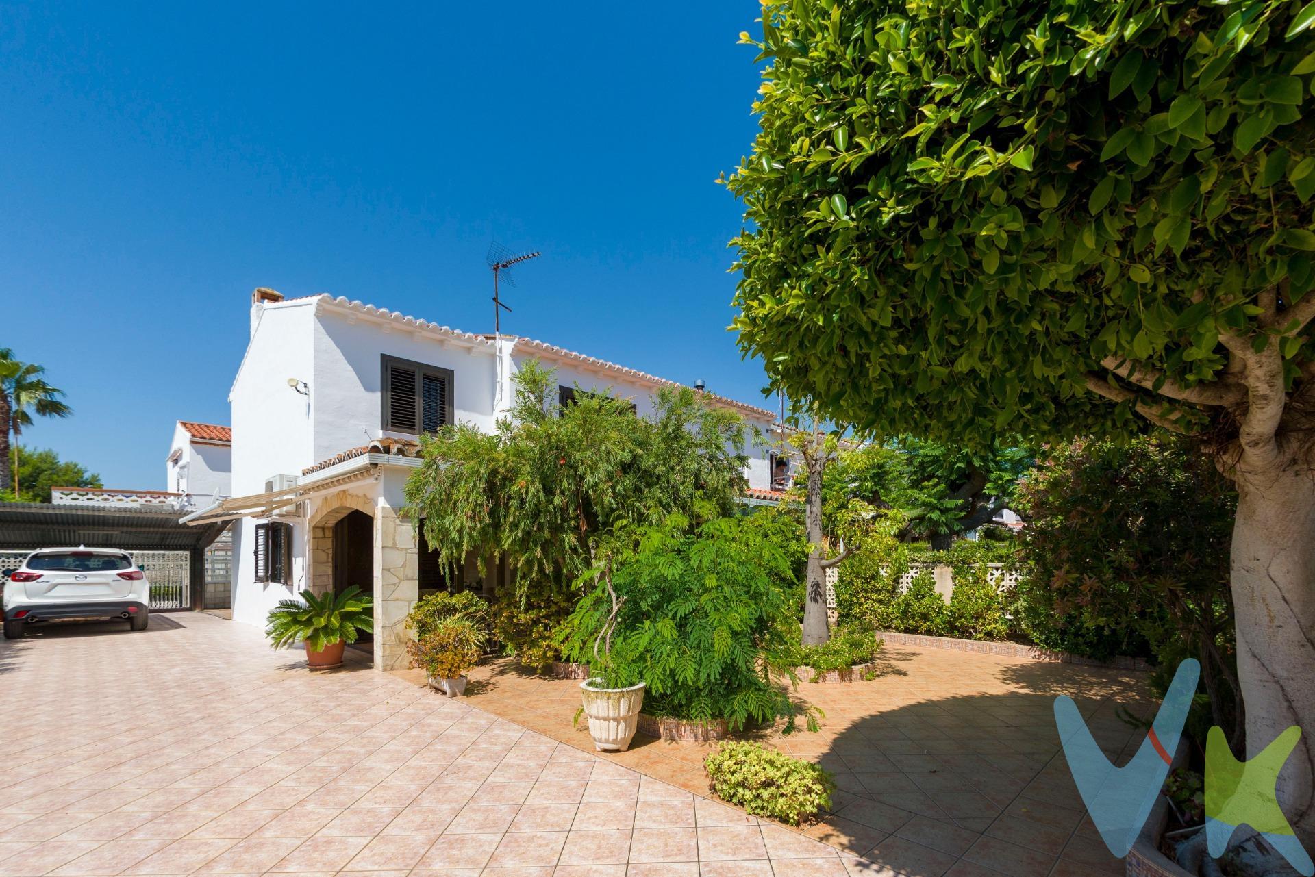 Este atractivo pareado se encuentra ubicado en la zona de La Curva, en Benicasim. Con un precio competitivo, esta propiedad es ideal tanto para familias como para aquellos que buscan disfrutar del estilo de vida mediterráneo. . La vivienda cuenta con una superficie construida de 132 m² y está situada sobre una parcela amplia de 244 m², lo que proporciona espacio suficiente para actividades al aire libre o jardines privados. . Dispone de tres cómodas habitaciones dobles y dos baños completos bien distribuidos que garantizan confort a sus residentes. El estado general del inmueble es bueno, listo para entrar a vivir sin necesidad inmediata de reformas significativas. Entre los extras destacan, barbacoa, lavadero,  parking privado y una acogedora terraza perfecta para relajarse mientras disfruta del clima soleado típico de la región valenciana; además su cercanía a colegios hace este hogar aún más conveniente para las familias con niños pequeños. 📞 Contáctanos para concertar una visita y descubrir en persona todo lo que este hogar puede ofrecerte. Teléfono: 692685282. Email: mercheescrig@inmobiliariacarmona.es. Por mandato expreso del propietario comercializamos este inmueble mediante contrato de multi-exclusiva, por el cual numerosas agencias colaboradoras, nacionales e internacionales, ofrecen esta vivienda a sus potenciales compradores, todo ello garantizando un servicio de calidad, un trato fácil, sencillo y sin interferencias de terceros, ya que la gestión es a través de nuestra agencia. *Impuestos, gastos de compraventa tales como honorarios agencia y financiación no incluidos. 