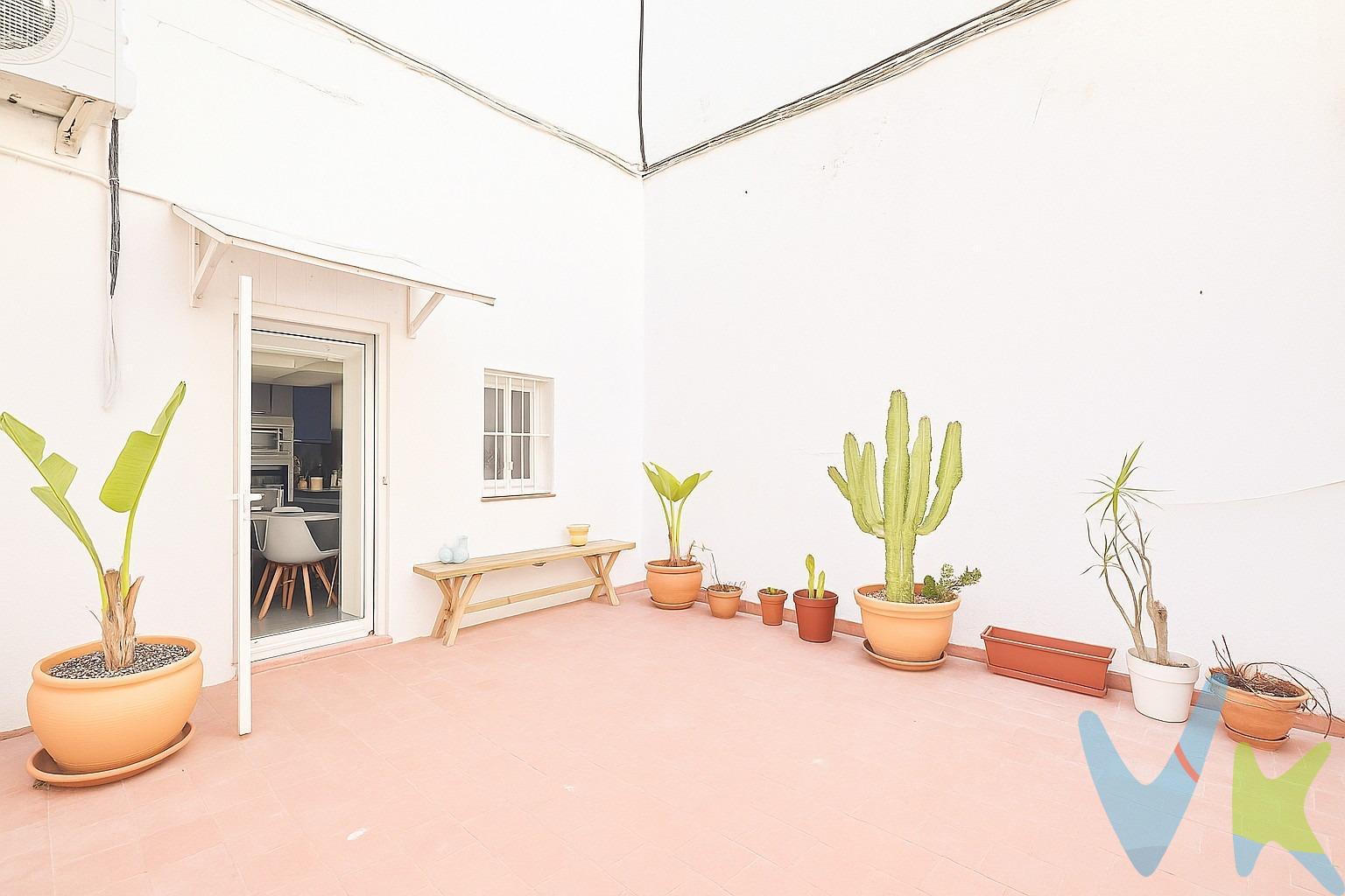 Exclusiva oportunidad en el corazón de Cádiz! Piso ubicado en una encantadora calle peatonal, a escasos metros de la emblemática Plaza de San Francisco.  La vivienda se encuentra reformada, consta de dos amplios dormitorios( de origen eran tres dorm),  un espacio usado como despacho, salón con cocina abierta al salón completamente amueblada y amplio cuarto de baño completo. Características principales:. * Ubicación inmejorable: Centro histórico de Cádiz, calle peatonal. * Finca señorial: Arquitectura con encanto. * Proximidad: A pocos metros de la Plaza de San Francisco. * Reforma integral con muy buenos acabados y diseño contemporáneo. * Acceso directo a terraza ( comunitaria), ideal para momentos de relax. Este piso no es solo una vivienda, es una inversión en calidad de vida y en un estilo de vida único. El centro histórico de Cádiz es una zona de alta demanda, con un mercado inmobiliario dinámico y una revalorización constante. No pierda la oportunidad de adquirir una propiedad excepcional en una de las ciudades más fascinantes de Andalucía. * Gastos, impuestos y honorarios de la agencia no incluidos en el precio. Si estás interesado en esta propiedad pero tienes que vender, contacta con nosotros, te ayudamos a encontrar comprador para tu vivienda. Periodo de validez de la publicación 31/12/2025