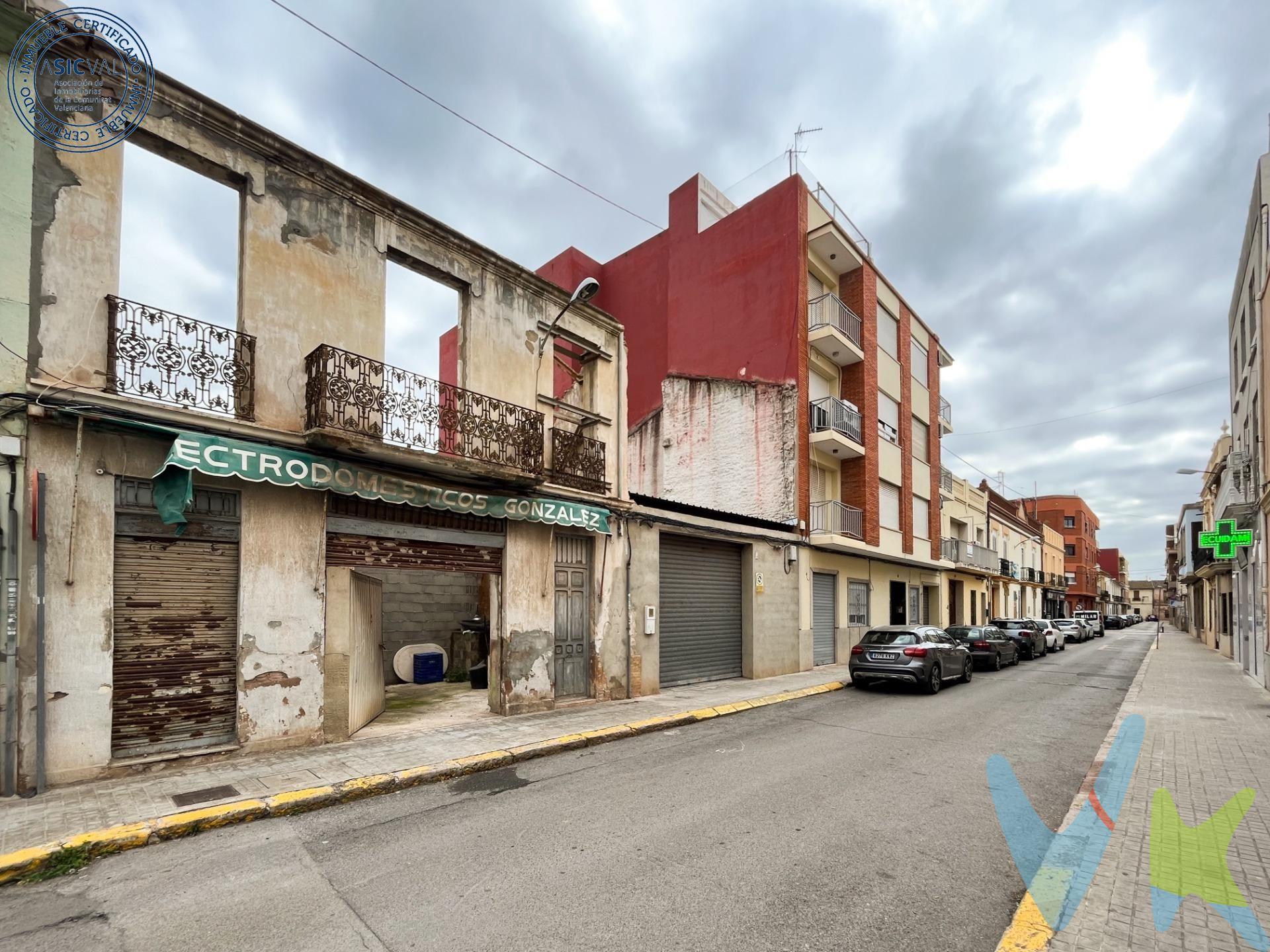 Se vende solar urbano de 117 m² según Catastro, ubicado en una de las zonas más céntricas y demandadas de Moncada, justo frente al emblemático Mercado Viejo. La parcela ofrece múltiples posibilidades de edificación, ideal tanto para promotores como para particulares que deseen construir su vivienda a medida:. Fachada aproximada de 4,30 metros. Profundidad edificable de 15 metros. Edificabilidad estimada de 66,39 m² por planta. Posibilidad de construir planta baja + 2 alturas, siguiendo la tipología tradicional de la zona. Opción de desarrollar vivienda unifamiliar entre medianeras o pequeño edificio residencial. Los balcones existentes deben conservarse, al tratarse de un elemento protegido, aunque se permite su restauración, aportando carácter y valor a la futura edificación. El informe de afección arqueológica se encuentra actualmente en tramitación. Ubicación privilegiada. Situado en el corazón de Moncada, con todos los servicios a un paso:. Supermercados, farmacias y centro de salud. Colegios y universidad. Zonas verdes y huerta. Excelente conexión con Valencia (a solo 10 minutos) y la playa (15 minutos). Ya sabe, si quiere Invertir o vivir a sólo 10 minutos de Valencia y a 15 de la playa, en un Pueblo de la Horta Nord, ésta es su oportunidad de conseguirlo. ¡Llámenos para pedir más información o concertar una visita!. VENTA:. PVP 150.000€.  Gastos e impuestos no incluidos en el precio. La compra conlleva impuestos y gastos de formalización para el comprador. A título orientativo se informa que en segundas transmisiones el ITP con carácter general en Valencia es del 9%, pudiendo existir otros tipos impositivos atendiendo a  las circunstancias  personales del comprador u otras circunstancias previstas legalmente. Base imponible del impuesto el mayor valor entre el precio de compraventa, la tasación o el valor de referencia catastral. En cuanto a los gastos de  notaría y registro, en su caso,  suelen oscilar aprox; entre 1,5% y 2,5% (aranceles variables según precio, n.º de copias y complejidad). El comprador elige notario. Si el comprador precisase de  hipoteca: tasación, condiciones y costes bancarios serán según entidad elegida por el comprador, así como los gastos de gestoría, y cualesquiera otros gastos inherentes a la formalización de la compraventa que legalmente correspondan a la parte compradora, salvo pacto expreso en contrario con el vendedor. El consumidor tiene,  conforme a la normativa vigente, a su disposición información y documentación adicional relativa al inmueble y condiciones de la compraventa, que podrá ser consultada en C/Joaquín Costa 4, bajo 46005 Valencia o urbe2@remax.es. Honorarios de mediación inmobiliaria a cargo del  COMPRADOR: (3% del precio final de venta más IVA (21%), salvo otro pacto.); y  de VENDEDOR (según acuerdo con el mismo). Se informa al consumidor que la agencia actúa como intermediaria inmobiliaria en la operación, estando cualquier eventual compraventa y sus condiciones sujeta a la aceptación expresa del propietario-vendedor y a la posterior formalización del correspondiente contrato.