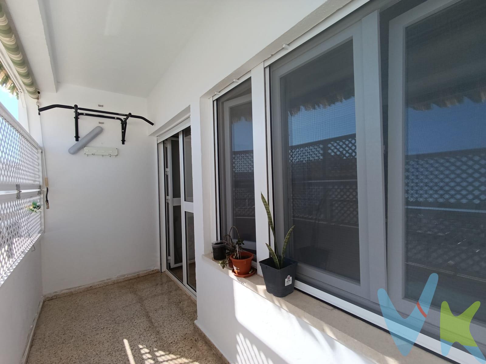 Presentamos este encantador piso ubicado cerca de La Alameda-San Marcos, ideal para quienes buscan comodidad y fácil acceso al centro de San Fernando. Con una superficie construida de 113 m², esta propiedad se encuentra en buen estado y ofrece un ambiente acogedor gracias a su orientación suroeste que brinda luz natural durante todo el día. El inmueble consta de tres habitaciones; dos dobles🛏️ y una sencillas perfectas para adaptarse a sus necesidades familiares o como espacio adicional para oficina. Además cuenta con un baño completo equipado con placa de ducha 🚿. . Disfrute de la amplitud de su salón independiente y de una magnífica terraza exterior, concebida como una extensión natural del espacio interior para el relax y el disfrute diario y unas vistas placenteras 🍃✨. La cocina también es independiente e incluye lavadero lo cual añade funcionalidad al hogar 👩‍🍳, ambas estancias equipadas con ventanas y puertas de acceso Kommerling, al igual que los dormitorios, garantizando aislamiento térmico y acústico optimizado 🔒. Este magnífico piso también viene acompañado por extras valiosos como plaza de garaje 🚗, armarios empotrados en los dormitorios que maximizan el almacenamiento 💼 e incluso acceso a azotea transitable y a un patio al aire libre privativo y exclusivo para el disfrute solo de los vecinos del edificio. Es tu oportunidad única ¡No te quedes sin visitarlo!. Disponemos del Documento Informativo Abreviado de la propiedad (D.I.A), según Decreto 218/2005, de 11 de octubre. La Agencia Inmobiliaria también dispone de  Seguro de Caución, para la garantía y protección de las cantidades económicas  entregadas como señal para la reserva de una vivienda. Así mismo, informamos que los gastos Notariales, Registrales, ITP, Honorarios de la Agencia y otros gastos inherentes a la compraventa no está incluidos en el precio. Por mandato expreso del propietario, comercializamos este inmueble en exclusiva compartida, lo que le garantiza el acceso a toda la información, a un servicio de calidad, un trato fácil, sencillo y sin interferencias de terceros. Por este motivo, se ruega no molestar al propietario, a los ocupantes de la propiedad o a los vecinos. . Muchas gracias por su comprensión.