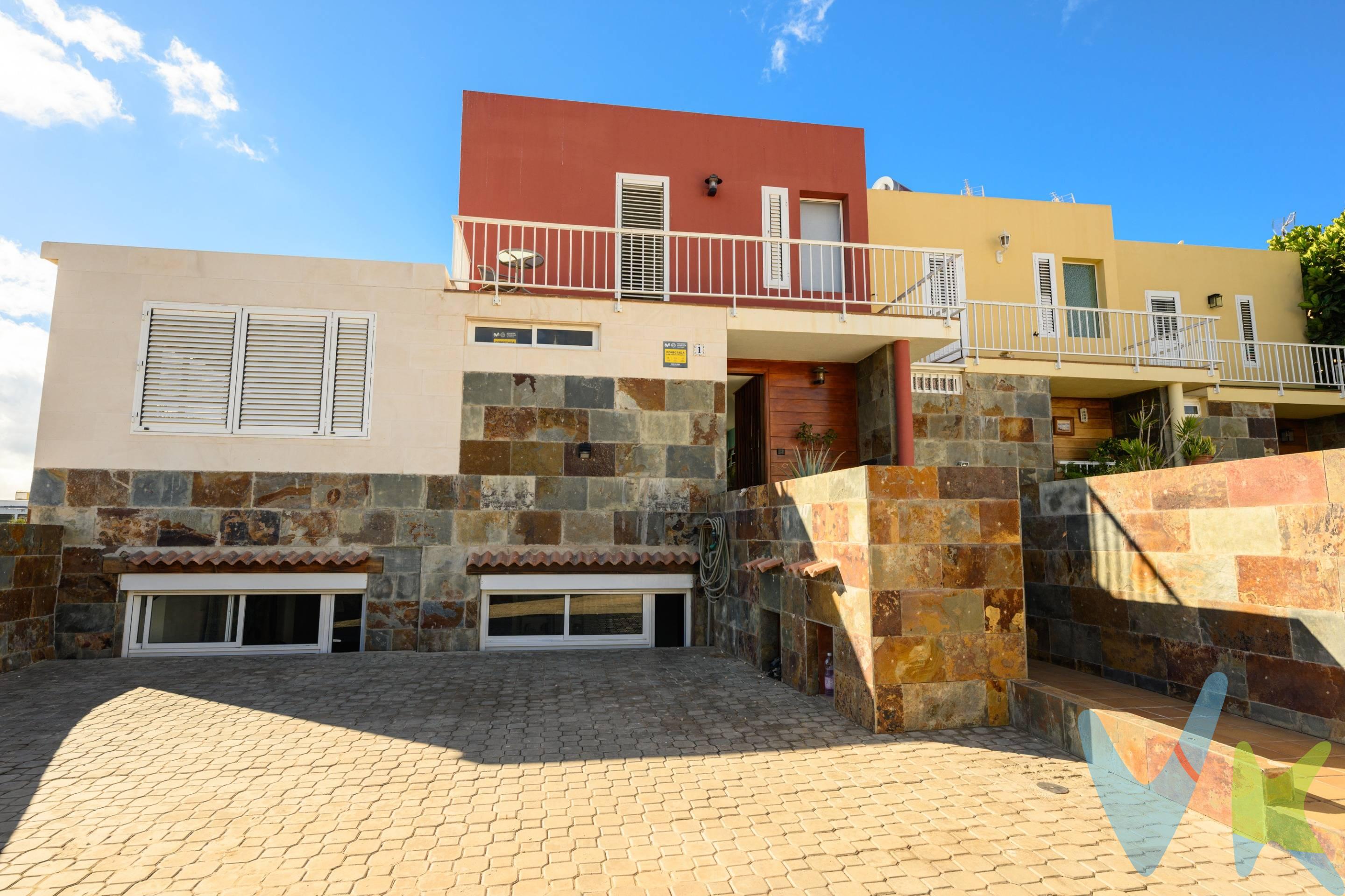 . Te presentamos esta acogedora casa tipo dúplex con piscina privada y un amplio semisótano con múltiples posibilidades. La propiedad cuenta con acceso a través de un gran garaje descubierto que conduce directamente a la vivienda. En la planta principal encontrarás un luminoso salón con vistas despejadas y una cocina independiente, equipada con isla central y conectada a una práctica solana. Desde esta planta se accede también a una terraza trasera donde disfrutar del excelente clima y de la piscina, ideal para relajarse y vivir al aire libre. La planta superior dispone de 2 dormitorios, uno de ellos con un amplio balcón, y un baño completo. El semisótano actualmente ofrece 3 dormitorios adicionales, un baño y una cómoda cocina office, lo que amplía las posibilidades de uso: espacio para invitados, zona de trabajo, ocio o almacenamiento. La vivienda se vende amueblada y equipada, con todos los electrodomésticos necesarios y aire acondicionado en toda la casa. Ubicada en la tranquila zona de Bellavista, en San Fernando, disfruta de cercanía a comercios, servicios y un rápido acceso a la autopista. Aviso legal: El precio no incluye impuestos ni gastos de compraventa (6,5 % ITP, notaría, registro, gestoría). La información proporcionada es orientativa y puede contener errores u omisiones involuntarias.