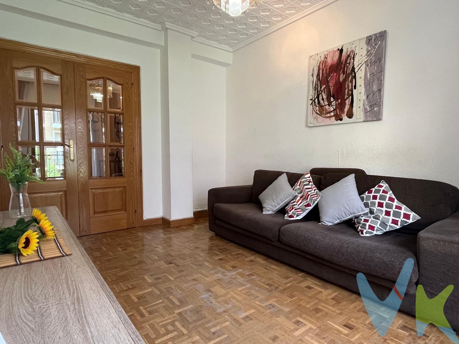 ¡OPORTUNIDAD DE VIVIR EN UNA ZONA CONSOLIDADA Y BIEN COMUNICADA!. Vivienda lista para entrar a vivir de 75 metros cuadrados, en el barrio de la Rochapea en la zona de Santa Engracia, justo al lado de Buztintxuri. . El piso se encuentra en un edificio con ascensor y cuenta con una distribución práctica y luminosa, dispone de tres dormitorios, uno de ellos con armario empotrado de pared a pared, salón comedor, cocina amplia y luminosa,  los dos con salida a balcón,  baño reformado.    La vivienda tiene calefacción central, lo que garantiza confort durante todo el año.  Gastos de calefacción 95€ (mensual).  Gastos de comunidad 50€ (mensual). Su excelente ubicación te permite disfrutar de una zona con comercio variado, centros de salud, restaurantes, bares y todos los servicios necesarios a pocos pasos. Además, está muy cerca de la estación de tren y cuenta con servicio de transporte público, incluyendo autobuses nocturnos, facilitando tus desplazamientos por toda la ciudad. No pierdas la oportunidad de vivir en un barrio consolidado, bien comunicado y con todas las comodidades. ¡Contáctanos para más información o para concertar una visita!
