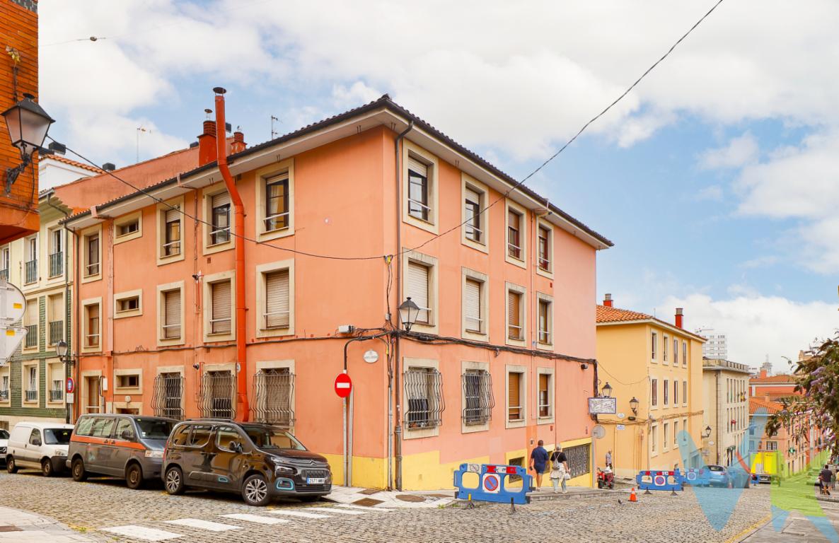 Piso en buen edificio en Cimadevilla, Lado Plaza Lavaderu, zona tranquila, todo exterior, esquina a dos calles, vistas, luminoso,  2 dormitorios, salón comedor en esquina con 2 ventanas, cocina independiente, gas ciudad individual,  baño completo, parqué, ventanas de madera con climalit, buena distribución (ideal unir salón y cocina), gran trastero BC de unos 8 m2. Aprox. A 200 m2 del Ayuntamiento, San Pedro, Playa San lorenzo, Puerto Deportivo, Elogio del Horizonte, etc. Oportunidad en Cimadevilla, como para 2ª vivienda, como para inversión. Infórmese. Para concertar visita o más información sólo por teléfono. 