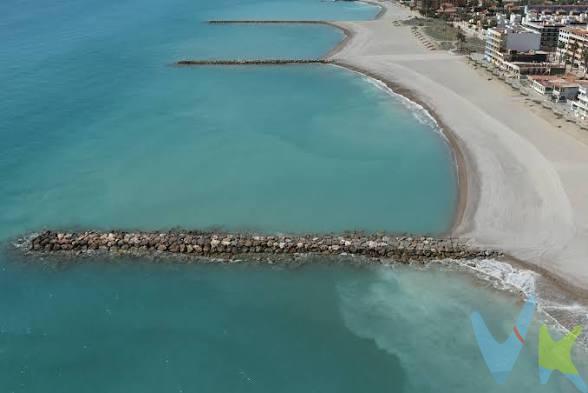 🌟 ¿Por qué invertir en Nules (Castellón)?. 📈 Zona en pleno crecimiento. Nules se está posicionando como un punto clave de inversión gracias a la llegada de empresas, proyectos internacionales y mejoras urbanas. 🏭 Desarrollo industrial y económico. Modernización de polígonos, nuevas infraestructuras y fuerte inversión pública que impulsa el empleo y la actividad empresarial. 🌍 Atracción de grandes proyectos. Interés de multinacionales y nuevas instalaciones industriales que aumentan el valor de la zona. 💶 Inversión y futuro asegurado. Millones de euros en inversión pública y privada, con previsión de crecimiento y revalorización. 🌿 Entorno natural y calidad de vida. 🌅 Naturaleza única junto al mar. Parajes como L’Estany de Nules y su marjal ofrecen tranquilidad, rutas y contacto con la naturaleza. 🍊 Entorno mediterráneo auténtico. Campos de naranjos, aire puro y un estilo de vida relajado. 🌊 Playas y litoral. 🏖️ A solo minutos de playas espectaculares. Playas tranquilas, naturales y poco masificadas como Les Marines, L’Alcudia o El Bovalar. 🌞 Encanto tradicional. Casitas de pescadores, paseo marítimo y un ambiente familiar ideal para vivir o invertir. 💎 Una oportunidad única. Una ubicación con gran proyección, calidad de vida y alto potencial de revalorización. 🏗️ Invertir en obra nueva en Nules: oportunidad real. 📊 Alta demanda, poca oferta. Escasez de vivienda nueva y muy pocas promociones activas → menos competencia y mayor facilidad de venta. 💰 Precios atractivos y en crecimiento. Viviendas de obra nueva entre 195.000 € y 255.000 €, con previsión de subida sostenida. 📈 Alta rentabilidad en alquiler. Rentabilidad cercana al 7,7% y fuerte incremento del alquiler (+20% anual). Ideal para inversores. 🏭 Impulso industrial y empleo. Modernización de polígonos y expansión logística que generan demanda real de vivienda. 📍 Ubicación estratégica. A pocos minutos de la playa y bien conectado con núcleos industriales. 🏙️ Revalorización urbana en marcha. Transformación del centro, nuevas inversiones públicas y desarrollo de suelo urbano. 💎 Conclusión:. Nules ofrece un escenario perfecto: demanda real + crecimiento económico + alta rentabilidad. Una oportunidad clara para promoción residencial. IMPORTANTE: TERRENO CON DEMOLICIÓN REALIZADA 