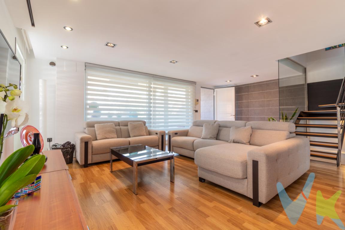 CASA ACOGEDORA Y MODERNA EN PUERTO DE SAGUNTO Hay viviendas que simplemente cumplen, y otras que se sienten especiales desde el primer momento. Esta es una de ellas.Se trata de una vivienda acogedora, moderna y muy bien conservada, con una distribución cómoda y pensada para el día a día.Dispone de tres habitaciones, dos baños completos y un aseo, ofreciendo un equilibrio perfecto entre espacio y funcionalidad.La cocina, moderna y totalmente equipada con las mejores opciones del mercado, está pensada para hacer la vida más fácil, y el salón-comedor, amplio y muy luminoso, invita a disfrutar de cada momento con una sensación de calidez muy agradable.Se completa con un exterior espacioso  y una zona de barbacoa que se convierte en el lugar perfecto para reuniones, descanso y tiempo de calidad.Cuenta con un amplio garaje y una excelente capacidad de almacenaje gracias a sus armarios y trasteros, algo que en el día a día se valora más de lo que parece.En cuanto a las instalaciones, dispone de aire acondicionado por conductos, calefacción central mediante radiadores y sistema de agua caliente con caldera de condensación, garantizando confort durante todo el año.Ubicada en una zona tranquila, cercana al mar y con fácil acceso a Valencia, ofrece una calidad de vida muy completa, combinando comodidad, buena ubicación y bienestar.Una vivienda lista para entrar a vivir y disfrutarla desde el primer día.En nuestra agencia contamos con el distintivo de Agentes de Intermediación Inmobiliaria de la Comunitat Valenciana (Número de registro RAICV 1394) y cumplimos con todos los requisitos que debe tener un profesional del sector inmobiliario.Por mandato expreso del propietario, comercializamos este inmueble en exclusiva, lo que le garantiza el acceso a toda la información, a un servicio de calidad, un trato fácil, sencillo y sin interferencias de terceros. Si usted es agente inmobiliario y tiene un cliente para este inmueble, llámenos estaremos encantados de colaborar.  El precio indicado no incluye gastos ni otros conceptos. A tal efecto, se informa que al referido precio habrá que añadirle los gastos propios de la transmisión inmobiliaria, entre los que cabe enumerar los siguientes: honorarios notariales, impuesto al que se encuentre sujeta la transmisión (Impuesto sobre el Valor Añadido o Impuesto sobre Transmisiones Patrimoniales y Actos Jurídicos Documentados, según el caso), gastos de inscripción en el Registro de la Propiedad y honorarios de intermediación de la agencia inmobiliaria.  ¿Qué te ofrecemos en nuestra agencia?  - Honradez y transparencia- Agilizamos y hacemos más cómodo el proceso.  - ¡Nos ocupamos de todo! Cero preocupaciones.  - Recibe apoyo legal y fiscal durante todo el proceso.  - Experto inmobiliario 100% a tu lado.  - Asistencia post venta ¡Seguimos a tu lado!  Si deseas saber más, no dudes en ponerte en contacto con nosotros. 