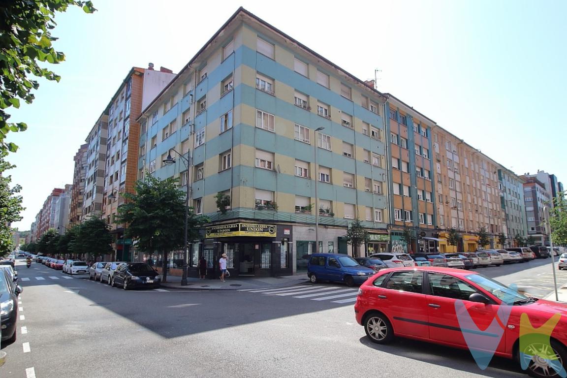 ¡Descubre tu futuro hogar en Gijón! Presentamos un encantador piso en venta ubicado en la solicitada zona de Llano. Este acogedor inmueble, situado en una tranquila segunda planta ofrece todo lo necesario para vivir en total comodidad. Con una superficie de 80 metros construidos, este piso es el escenario perfecto para crear inolvidables recuerdos familiares.Al entrar, serás recibido por un cálido ambiente gracias a un diseño funcional y una distribución que optimiza cada metro cuadrado. Este piso consta de tres amplios dormitorios, ideales para brindar espacios privados y confortables a cada miembro de la familia. Todas ellas ofrecen un ambiente acogedor y están llenas de posibilidades para adaptarse a tus necesidades.El salón es otro de los atractivos de este inmueble. Un espacio que invita a disfrutar de momentos de relajación o entretenimiento en compañía de tus seres queridos. La cocina es muy luminosa y está equipada con electrodomésticos, es perfecta para disfrutar del arte culinario. Como complementos dispone de una espaciosa despensa que facilita el almacenamiento y un práctico tendal.¿Valoras la comodidad en tu día a día? Este edificio dispone de ascensor, lo que facilita el acceso a la vivienda, especialmente cuando se trata de personas mayores o de movilización reducida. La presencia del transporte público cercano asegura una excelente conectividad con el resto de la ciudad, haciendo que desplazarse por Gijón sea una tarea sencilla y rápida.El piso viene completamente amueblado, lo que permite una transición sin esfuerzo a tu nuevo hogar. Si deseas personalizarlo, la distribución del espacio ofrece múltiples opciones para adaptarlo a tus gustos, respetando su esencia y funcionalidad.Reformado en el año 2000 con cambio de instalación eléctrica y de fontanería, cambio de ventanas, cocina y baño.Por su parte, la zona de Llano es conocida por su encanto y su cercanía a todos los servicios necesarios para el día a día. Desde supermercados hasta colegios y zonas de ocio, todo está al alcance de tu mano. Ubicación tranquila y bien conectada.Ser propietario de este estupendo piso en Gijón es una oportunidad que no querrás dejar pasar. Su ubicación privilegiada, junto con sus características y el precio de mercado, lo convierten en una inversión inteligente tanto para vivir como para alquilar en el futuro. La oportunidad de disfrutar del auténtico estilo de vida gijonés está a solo una visita de distancia.No dejes que esta oportunidad se te escape. Te invitamos a visitar esta magnífica propiedad y ver por ti mismo todo lo que tiene para ofrecer. Este piso está listo para convertirse en el hogar de tus sueños y está esperando por ti. Contacta con nosotros hoy mismo para concertar una cita y comenzar un nuevo capítulo en este maravilloso lugar que puedes llamar hogar.Contamos con más de 35 años de experiencia acreditada y nuestro objetivo es garantizarle un servicio de compra humano, ético, de calidad, fácil y seguro. Nuestro equipo lo integran agentes con la titulación AIR (Agente Inmobiliario Registrado), somos CRS (Council of Residential Specialist) y API. (Agente de la Propiedad Inmobiliaria Colegiado nº248). Contamos con un seguro de Caución que nos permite garantizar el depósito de las cantidades entregadas por nuestros clientes.Te ayudamos con la financiación con las mejores condiciones hipotecarias hasta el 100%.Consulte en nuestras reseñas de Google lo que opinan los clientes que ya han trabajado con nosotros.El precio no incluye gastos de notaría, registro e impuesto de transmisiones. 