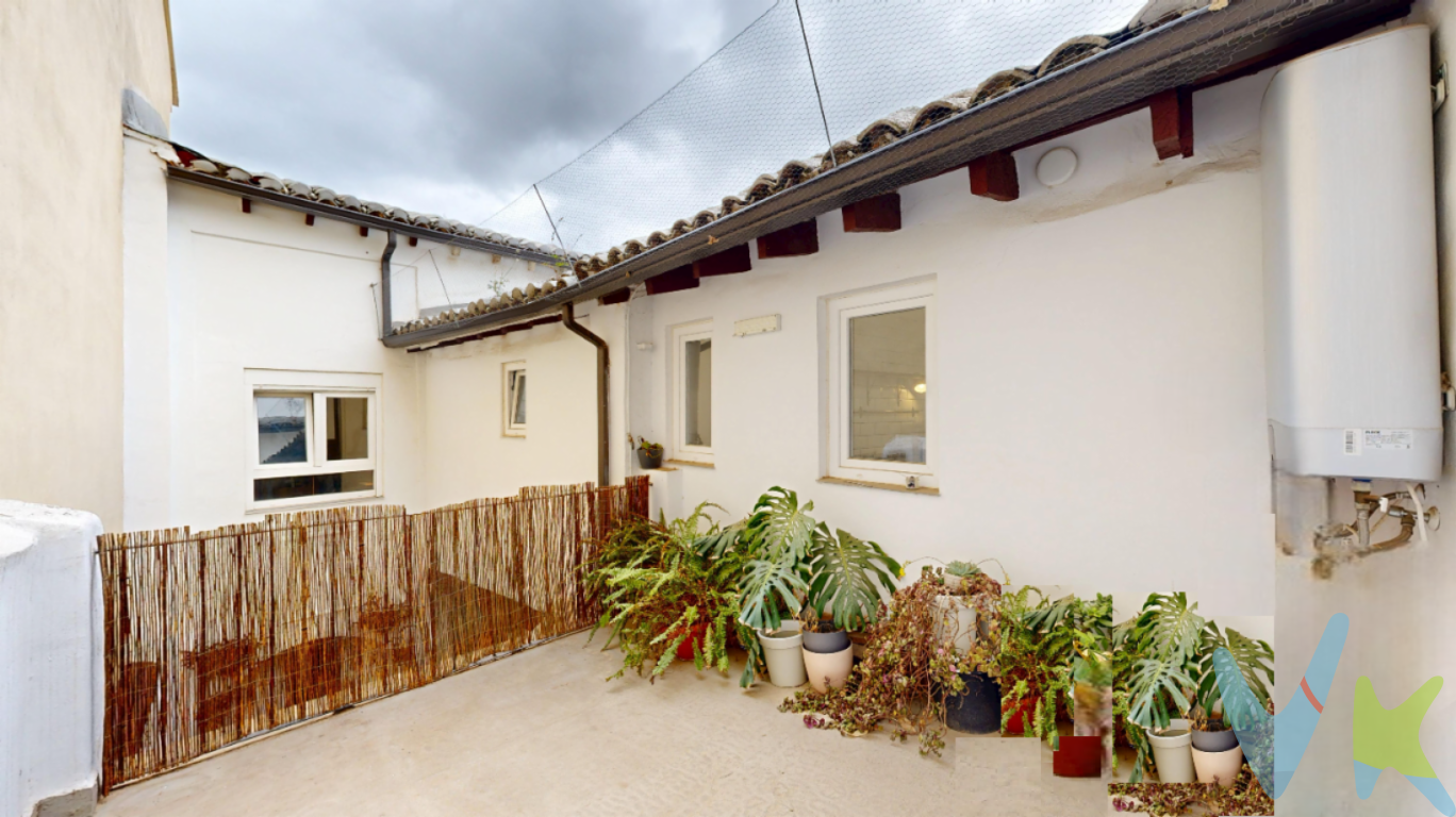 Piso en Torrent con reforma del 2022 y 5 habitaciones más terraza.Esta magnífica vivienda destaca por el encanto y estilo de su reforma del 2022 y sus acabados de calidad.La vivienda nos sorprende con 4 habitaciones y una gran buhardilla que puede convertirse fácilmente en 2 habitaciones más o ser una sala polivalente para realizar tus hobbies, sala de cine, gimnasio etc. También encontramos una moderna cocina independiente, otro baño, así como salón con acceso a una amplia y luminosa terrazaReformada del año 2022 con las mayores calidades, techos altos con vigas tratadas, ventanas climalit, puertas de mobila restauradas manualmente, etc.Esta magnífica vivienda destaca por el encanto y estilo de su reforma del 2022 y sus acabados de calidad. Este piso es parte de una casa completa de dos plantas independientes, la parte de abajo dispone de otro salón, cocina, amplia terraza con anexo de sala polivalente y 2 habitaciones más 2 baños incorporados a cada habitación. Esta casa completa también hay posibilidad de adquirirla en su totalidad. Infórmate.Además tendrás el privilegio de vivir en el centro de Torrent con todos los servicios al lado, muy cerca de la Avenida al Vedat, centro neurálgico con comercios, bancos, supermercados, ayuntamiento, colegios, paradas de metro,   Sé el primero en llamarnos para no perder esta gran oportunidad.Se el primero en llamarnos para no perder esta gran oportunidad.Si tienes que vender antes tu vivienda, llámanos y te asesoramos cómo hacerlo para además tener los mínimos gastos posibles y todas las garantías.Agencia Registrada con el nº00516 en el Registro Obligatorio de Agentes Inmobiliarios de la Comunidad ValencianaPor mandato expreso del propietario, COMERCIALIZAMOS ESTE INMUEBLE EN EXCLUSIVA, lo que le garantiza el acceso a toda la información, a un servicio de calidad, un trato fácil, sencillo y sin interferencias de terceros. Por este motivo, se ruega NO MOLESTAR AL PROPIETARIO, a los ocupantes de la propiedad o a los vecinos. Muchas gracias por su comprensión.La oferta está sujeta a cambios de precio o retirada del mercado sin previo aviso. Este anuncio en su conjunto, incluyendo textos, fotos, imágenes o cualquier otro contenido de este, no es vinculante dado que la información es ofrecida por terceros y puede contener errores. Se muestra a título informativo y no contractual.El precio anunciado NO INCLUYE los impuestos, ni los gastos como, Notario, Registro de la Propiedad, ni los honorarios de la agencia inmobiliaria.Esta propiedad se pone a la venta con toda la documentación comprobada y en regla, por lo que ofrecemos GARANTIAS a los compradores.