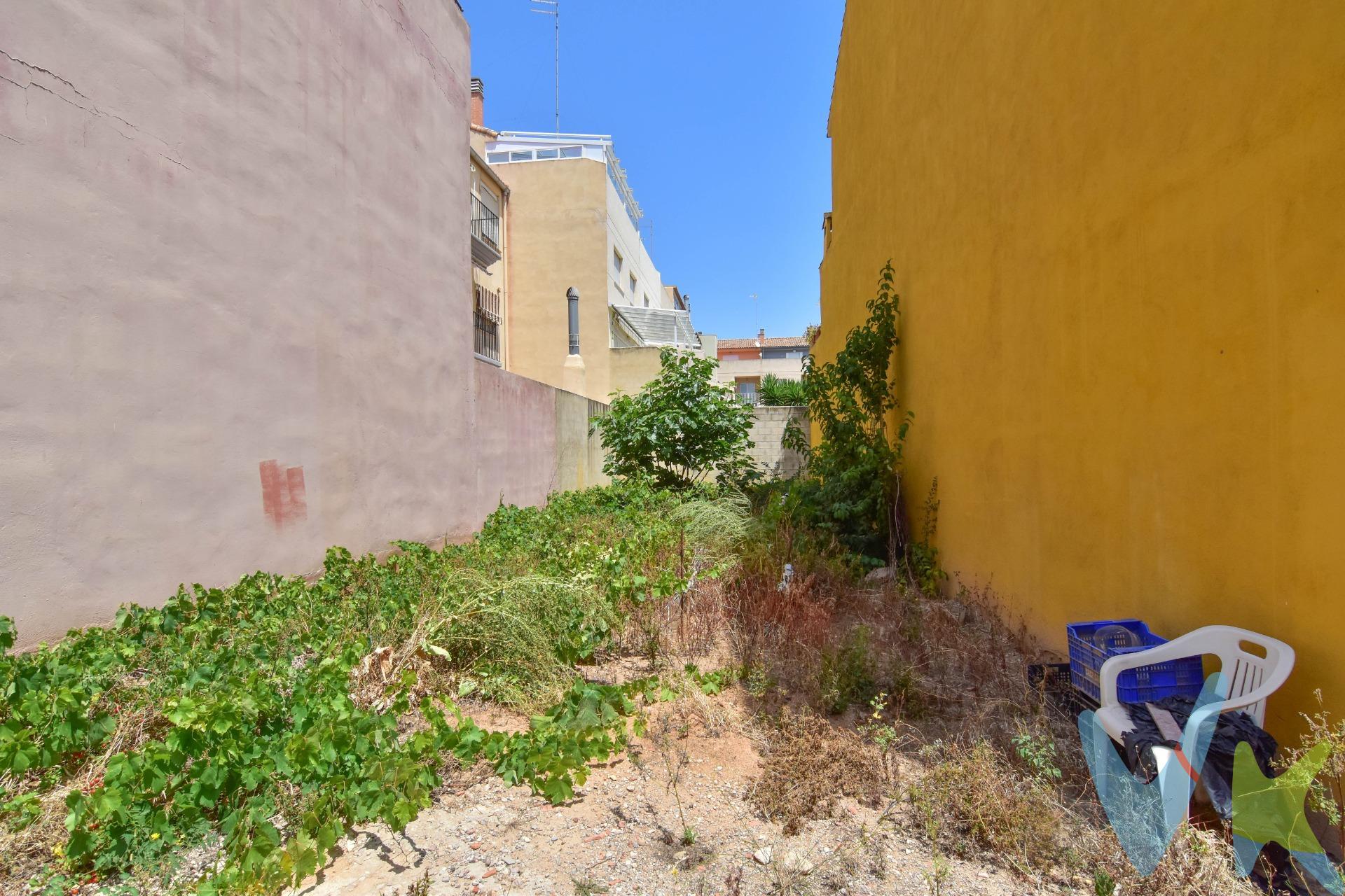 Imagina que te encuentras en el corazón de Paiporta, una encantadora población cerca de Valencia. En este lugar, hay una hermosa parcela de unos 130 metros cuadrados, con posibilidad de hacer la casa de tus sueños de hasta 2 alturas, con una orientación perfecta hacia el norte y el sur. Desde el amanecer hasta el atardecer, la luz del sol acaricia suavemente cada rincón de este terreno, brindando un ambiente cálido y acogedor. Esta parcela se encuentra estratégicamente ubicada cerca del ambulatorio, rodeada de todos los servicios y comercios que necesitas para tu día a día. Además, alrededor de la parcela, encontrarás todo lo que necesitas: supermercados, tiendas locales, restaurantes con deliciosa gastronomía, parques para relajarte y espacios de ocio para disfrutar en familia o con amigos. Este terreno es más que una simple parcela; es un lienzo en blanco donde podrás construir el hogar de tus sueños, aprovechando al máximo su privilegiada ubicación y todas las comodidades que la rodean. Es el lugar perfecto para crear recuerdos inolvidables y disfrutar de la vida en un entorno único. *Nuestro departamento financiero puede conseguir tu financiación. ¡ Consúltanos !*. *Nota: Agencia Registrada con el Nº 1018 en el Registro Obligatorio de Agentes Inmobiliarios de la Comunitat Valenciana. Puede consultar en la web de la GVA. La oferta está sujeta a cambios de precio o retirada del mercado sin previo aviso. En el precio de venta no están incluidos el impuesto del ITP, gastos de Notaría, los honorarios de agencia y los gastos de financiación, si la hubiese. Este anuncio no es vinculante, puede contener errores, se muestra a titulo informativo y no contractual*. *Por mandato expreso del propietario, comercializamos este inmueble en exclusiva, lo que le garantiza el acceso a toda la información, a un servicio de calidad, un trato fácil, sencillo y sin interferencias de terceros. Por este motivo, se ruega no molestar al propietario, a los ocupantes de la propiedad o a los vecinos. Muchas gracias por su comprensión. Si usted es agente inmobiliario y tiene un cliente para este inmueble, llámenos: estaremos encantados de colaborar.*. 