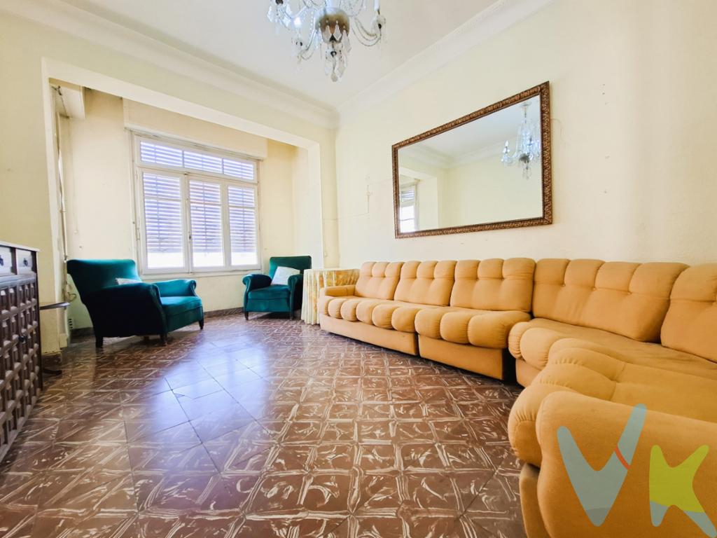 Magnífico inmueble en venta, ubicado en el casco histórico de Castellón de la Plana, se presenta como una excelente oportunidad para quienes buscan una combinación perfecta de comodidad y ubicación.Con una superficie construida de 93 metros cuadrados y 81,25 metros útiles, este piso está diseñado para satisfacer las necesidades de una familia que valore el espacio y la funcionalidad. Contando con cuatro habitaciones, ofrece un generoso espacio para su máxima comodidad y privacidad. Cada dormitorio proporciona un refugio personal, manteniendo una atmósfera acogedora y tranquila.La propiedad, situada en una quinta planta de un edificio emblemático construido en 1962, permite disfrutar de unas vistas espléndidas del entorno urbano desde su balcón privado. El balcón, un espacio ideal para disfrutar de momentos de relajación, ofrece la posibilidad de tomar el aire fresco mientras se observa el vibrante entorno del centro histórico.El edificio cuenta con un ascensor, lo que facilita el acceso al inmueble, garantizando confort para personas de todas las edades. El zaguán está recientemente reformado y el ascensor está ya a cota cero. Posibilidad de financiación hasta el 100%, pregúntanos y te haremos un estudio gratuito. Agencia Registrada con el número 1.399 en el Registro Obligatorio de Agentes Inmobiliarios de la Comunidad Valenciana. Puede consultar en la web de la GVA.Gastos e impuestos no incluidos en el precio. A título orientativo, en segundas transmisiones, el comprador abonará el Impuesto sobre Transmisiones Patrimoniales (ITP), cuyo tipo general en la Comunidad Valenciana es el 10% (*) sobre la base imponible, que será el mayor valor entre precio de compraventa, tasación o valor de referencia catastral. Gastos de notaría y Registro de la Propiedad: aproximado entre 1.000 y 2.000 euros (aranceles variables según precio, número de copias y complejidad). El comprador escoge libremente notario. El vendedor asume, por ley, los gastos que le correspondan, salvo pacto contrario. Si se precisa hipoteca, tasación, condiciones y costes bancarios según entidad elegida por el comprador; así como los gastos de gestoría y cualesquiera otros inherentes a la formalización de la compraventa. De acuerdo con la ley, no se incluyen en el precio otros gastos o tributos que legalmente correspondan al comprador. Los honorarios de intermediación inmobiliaria al vendedor no incluidos en el precio. Los honorarios de intermediación inmobiliaria al comprador: 2,5% + IVA calculados sobre el precio de venta con un mínimo de 3.000 euros + IVA(*) Consultar condiciones concretas según circunstancias personales o régimen fiscal aplicable. Puedes llamar al 722461985 y te informaremos de tu caso en concreto.El consumidor tiene derecho, conforme a la normativa vigente, a disponer de información y documentación adicional relativa al inmueble y condiciones de la compraventa, accesible en la sede física de la agencia situada en Avenida Rey Don Jaime nº74, 7ºB, Castellón de la Plana. La agencia actúa exclusivamente como intermediaria en la operación. Cualquier compraventa y sus condiciones quedan sujetas en todo caso a la aceptación expresa del vendedor del inmueble y a la posterior formalización del correspondiente contrato. El presente anuncio tiene carácter meramente informativo: la información suministrada se corresponde con la disponible a la fecha de publicación, pudiendo variar en función de las circunstancias o actualizaciones legales, contractuales y fiscales.  