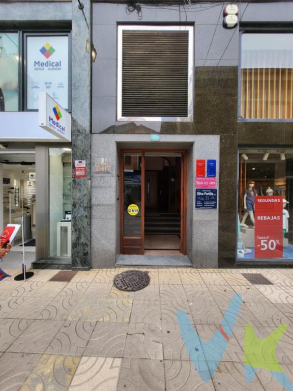 Gran piso de 194m2 construidos.Dispone de 4 habitaciones, salón, cocina con office , 3 baños, terraza y un trastero de unos 7m2Se puede adquirir hasta dos plazas de garaje opcionales, por 25.000 cada una. Se encuentran en el parking del Boulevard Demerio Herreros a unos 100 metros del piso. 