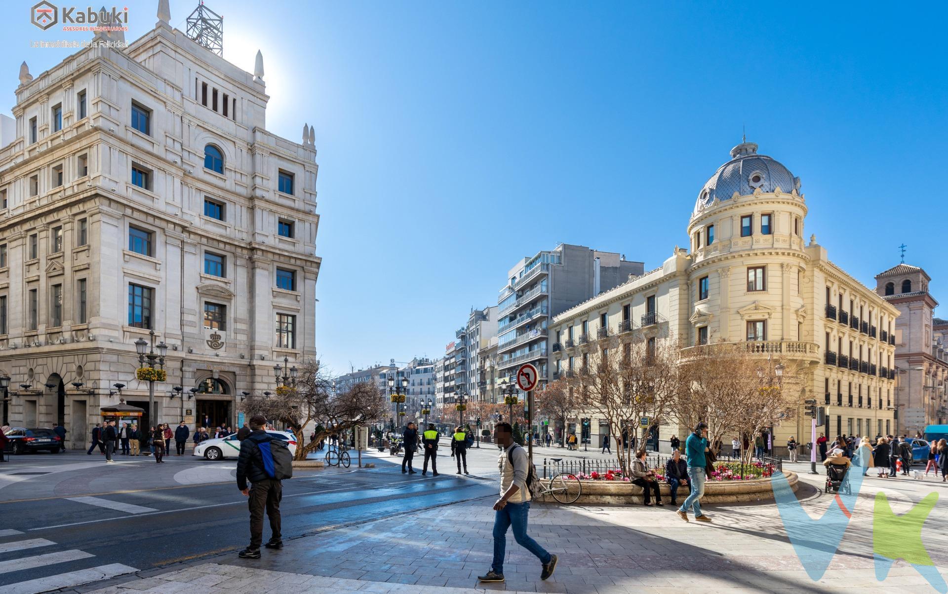 ¡Oportunidad única en Granada!. Se traspasa administración de lotería consolidada con más de 60 años de trayectoria y con una inmejorable ubicación en el corazón de Granada. Es un local amplio, perfectamente acondicionado y con una gran cartera de clientes fidelizados. El negocio no cuenta con cargas laborales adicionales, y el propietario se compromete a tutelar un traspaso óptimo del mismo. En relación a la rentabilidad, esta administración, factura anualmente entre 1.700.000 - y un 1.800.000 euros, teniendo una rentabilidad neta de entre 85.000 y 100.000 euros anuales. El precio del traspaso se sitúa en 460.000 euros y con un alquiler del local en 1200 euros, con un mínimo de 5 años. ¡No dejes pasar la oportunidad de gestionar tu propio negocio en una de las zonas más transitadas de Granada! Para más información y detalles sobre este traspaso, por favor, contacta con nosotros.