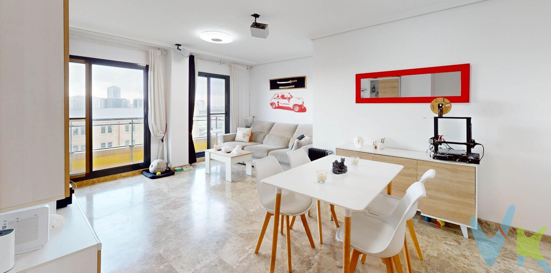 Se vende vivienda semi nueva, del año 2005, tiene 3 habitaciones, la principal con baño incorporado, todas las habitaciones tienen armarios empotrados, todo el piso es exterior, amplio salón comedor con salida al balcón, donde puedes disfrutar de unas vistas increíbles al mar. la cocina es independiente y tiene galería, también tienes espacio para una mesa y poder comer allí. La fina es caravista, tienes un residencial con parquecito, dentro de el precio se incluye GARAJE Y TRASTERO, en la misma finca. Zona inmejorable, a 5 minutos a pie del centro comercial  aqua, el puerto de Valencia y el río. Una vivienda increíble para disfrutar de unas vistas más increíbles aún. . Agencia Registrada con el nº 1620 en el Registro Obligatorio de Agentes Inmobiliarios de la Comunitat Valenciana ,según el DECRETO 98/2022, de 29 de julio, del Consell, por el que se regula el Registro de Agentes de Intermediación Inmobiliaria de la Comunitat Valenciana. Por mandato expreso del propietario, comercializamos este inmueble en exclusiva, lo que garantiza el acceso a toda la información, a un servicio de calidad, un trato fácil, sencillo y sin interferencias de terceros. Por este motivo se ruega no molestar al propietario, a los ocupantes de la propiedad o a los vecinos. Muchas gracias por su comprensión. . . . 