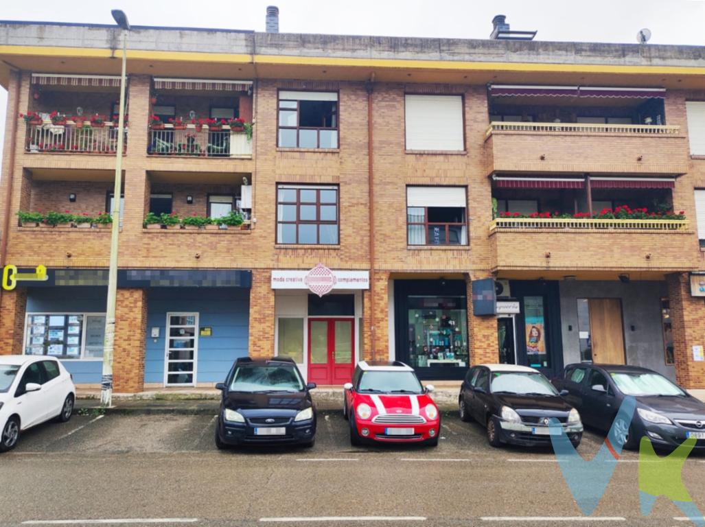  ¡Oportunidad única de inversión en el corazón de Sarón!Presentamos a la VENTA un estupendo LOCAL COMERCIAL con una ubicación inmejorable.Este local cuenta con unos 30 metros construidos y consta de un pequeño almacén, un aseo, y el espacio comercial.Una de las mayores ventajas del local es su estratégica ubicación en Sarón, con negocios a su alrededor, y con una parada de autobús cercana.Al adquirir este local, no solo se asegura un espacio físico, sino también una oportunidad de crecimiento y prosperidad en una localidad en constante crecimiento como es Sarón. La inversión en un local comercial con estas características promete rendimientos a largo plazo, convirtiéndose en una elección inteligente para quienes buscan una inversión segura y rentable.Por todo lo mencionado, animamos a todos aquellos interesados en dar un paso adelante en el mundo de los negocios a considerar esta oferta. Al comprador se le cobrarán gastos de gestión.Los precios mostrados no incluyen impuestos, gastos de compraventa ni financiación.¡¡¡¡LES ESTAREMOS ESPERANDO PARA ENSEÑÁRSELO!!!