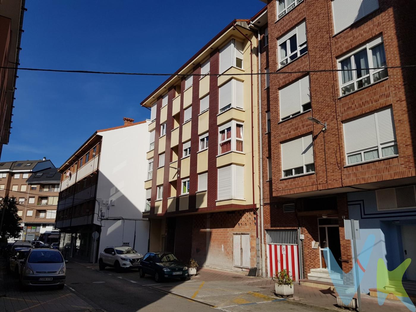 Piso en buen estado, de tres dormitorios y dos baños con buhardilla, ubicado en el centro de Los Corrales de Buelna.  .  Nuestro piso se encuentra en la primera planta de un edificio construido en el año 2005. Se trata de una vivienda exterior y soleada que tiene el disfrute de una amplia terraza.  .  Su distribución interior es muy cómoda, con un salón y una cocina amplios y dos baños completos.  .  La memoria de calidades es otro de los puntos a destacar de esta vivienda, con suelos de tarima de madera de jatoba, ventanas de PVC con acristalamiento tipo climalit, calefacción de gas natural, etc.  .  Esta vivienda dispone de dos trasteros anejos, uno en el bajo cubierta del edificio y otro en la planta sótano.  .  El entorno:.  La Calle Dos de Mayo es una de las más céntricas de Los Corrales de Buelna, un lugar ideal para vivir en un entorno de calles semipeatonales situado junto a la popular Plaza de La Constitución. En las inmediaciones de la calle La Paz encontramos los principales centros comerciales del pueblo y dotaciones como el Teatro Municipal, La Estación de Autobuses o el Colegio EIP José María Pereda.  .  Gastos de la transacción:.  El precio de venta no incluye impuestos ni gastos legales que se originen por la compraventa.