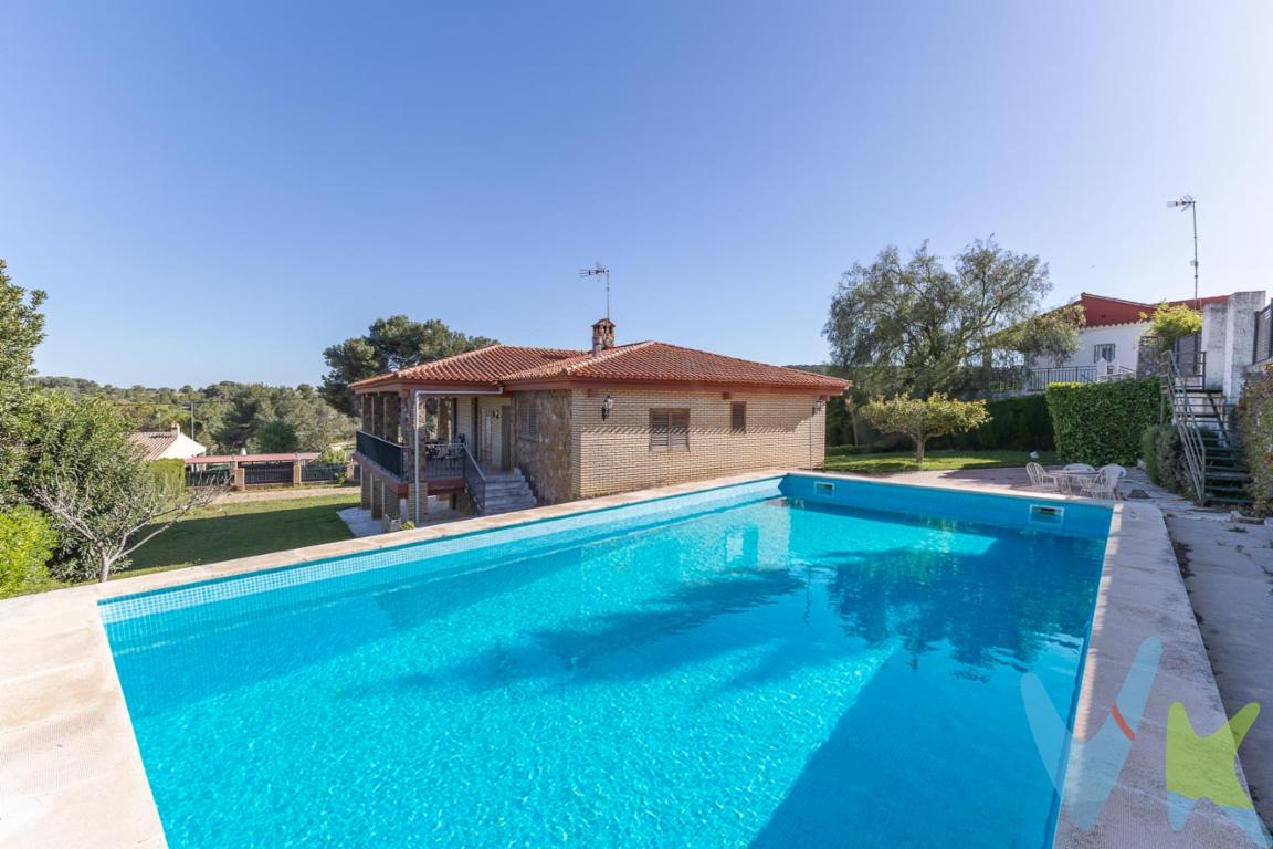  CHALET INDEPENDIENTE CON GRAN PARCELA Y PISCINA EN URBANIZACIÓN LOS FELIPES (CHIVA) Si buscas tranquilidad, espacio y calidad de vida a pocos minutos de Valencia, esta es tu oportunidad.Te presentamos este chalet independiente en la urbanización Los Felipes (Chiva), ubicado en un entorno natural y consolidado, a aproximadamente 25-30 minutos de Valencia capital, ideal tanto como vivienda habitual o como segunda residencia.La propiedad se asienta sobre una amplia parcela de 1.282 m², perfectamente aprovechada con zonas ajardinadas, área de cultivo, espacios de ocio y una magnífica piscina privada de gran tamaño, perfecta para disfrutar del buen clima durante todo el año. La vivienda, construida en una sola planta y elevada sobre una zona diáfana de garaje/almacén, ofrece una distribución muy cómoda y funcional: - Salón-comedor amplio y luminoso, con chimenea y grandes ventanales  - Cocina independiente espaciosa, con salida directa al exterior  - 4 dormitorios con buena ventilación y luz natural - 1 baño completo - Gran terraza cubierta tipo porche, ideal para reuniones y disfrutar de las vistas - Zona de aparcamiento cubierta y almacén de gran capacidad En el exterior encontramos además una zona de barbacoa y amplios espacios para ocio, jardín o cultivo, lo que convierte esta propiedad en un lugar perfecto para desconectar.La vivienda destaca por su luminosidad, amplitud y privacidad, en una zona tranquila pero bien comunicada.  Información relevanteEl inmueble se ubica en suelo rústico con uso principal agrario, según datos catastrales .  CONDICIONES ECONÓMICAS Y LEGALESPVP: 299.000 EURGastos e impuestos no incluidos en el precio. La compra conlleva impuestos y gastos de formalización para el comprador.En las segundas o posteriores transmisiones, el Impuesto de Transmisiones Patrimoniales (ITP) se liquidará conforme a la normativa vigente de la Comunitat Valenciana. Con carácter general, el tipo aplicable es del 10%, sin perjuicio de la aplicación de tipos reducidos del 8%, 6% o 3%/4% cuando concurran los requisitos legalmente establecidos para ello.La compraventa se realizará con gastos según ley, por lo que los gastos de notaría y registro de la propiedad serán asumidos conforme a lo dispuesto en la normativa aplicable. A título orientativo, dichos gastos, según aranceles oficiales, pueden situarse aproximadamente entre 400 EUR y 800 EUR, dependiendo del precio final y de las circunstancias de la operación.Honorarios de intermediación inmobiliaria no incluidos en el precio: 4 % más IVA sobre el precio final de venta.Se informa al consumidor que la agencia actúa como intermediaria inmobiliaria en la operación, estando cualquier eventual compraventa y sus condiciones sujeta a la aceptación expresa del propietario o vendedor y a la posterior formalización del correspondiente contrato de arras.El consumidor tiene, conforme a la normativa vigente, a su disposición información y documentación adicional relativa al inmueble, pudiendo consultarla en la agencia inmobiliaria.La información contenida en este anuncio tiene carácter meramente informativo y no contractual, pudiendo estar sujeta a errores u omisiones involuntarias.