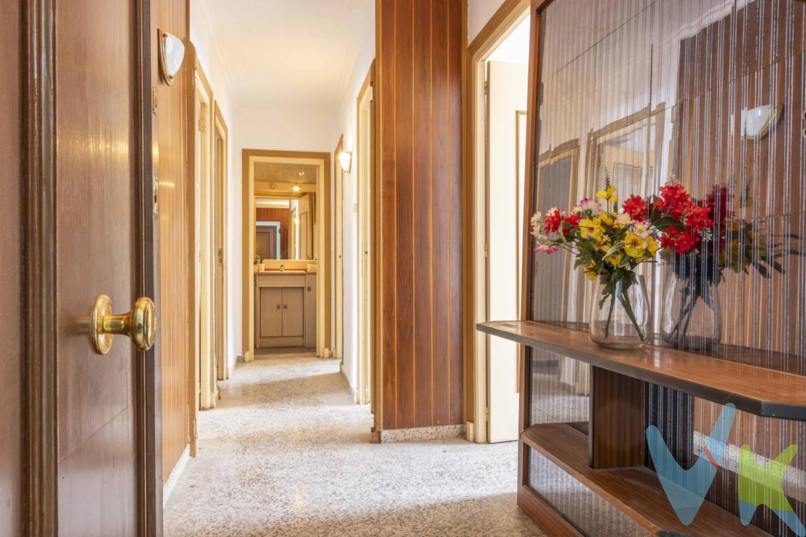 Descubre este encantador piso en venta ubicado en la tranquila zona de Carpesa, Valencia, donde el confort y la conveniencia se combinan para ofrecer un hogar ideal. Este amplio apartamento, situado en la tercera planta de un edificio construido en 1970, te recibe con una atmósfera acogedora y contemporánea, perfecta para comenzar un nuevo capítulo en tu vida.Al ingresar al piso, serás recibido por un espacioso salón que se llena de luz natural. La amplitud de sus 81 metros útiles, ampliados a 89 metros construidos, proporciona un ambiente confortable donde podrás relajarte y disfrutar de los momentos junto a familiares y amigos. El balcón anexo al salón es el lugar ideal para disfrutar de la brisa matutina o deleitarse con una tranquila velada al aire libre.El inmueble tiene los ventanales para actualizar, electricidad y persianas.Cada una de las tres habitaciones permite disfrutar de un espacio privado y acogedor. Estas estancias bien iluminadas y de generosas proporciones se adaptan perfectamente a tus necesidades, sea que busques un refugio personal, un estudio o una habitación para los más pequeños de la casa.La cocina del piso es funcional, equipada con lo necesario para facilitar tus labores culinarias diarias. Su diseño práctico y su distribución eficiente hacen que cocinar sea un verdadero placer y que puedas mantenerte organizado con el mínimo esfuerzo.Los servicios de transporte público son un gran beneficio de esta propiedad, con paradas de autobús cercanas que aseguran una conexión rápida y sencilla con el resto de la ciudad. Esta ventaja permite acceder fácilmente a las numerosas atracciones culturales y de entretenimiento que Valencia ofrece, así como a sus áreas comerciales y de negocios más importantes.El edificio cuenta con ascensor que facilita el acceso al piso. La comunidad de vecinos es tranquila y mantiene la edificación en excelente estado, asegurando que siempre se mantenga un ambiente agradable y limpio para todos los habitantes.Además, la zona de Carpesa está experimentando un notable desarrollo, con servicios básicos como supermercados, colegios y centros de salud a pocos metros de distancia. Esta accesibilidad a los servicios básicos añade un valor extra a este encantador piso, lo que lo convierte en una oportunidad que no puede dejarse pasar.En resumen, este piso en Carpesa es una opción perfecta para quienes buscan un hogar funcional y bien ubicado en Valencia. Su equilibrio entre espacios bien distribuidos, garantizan una calidad de vida superior. Aprovecha esta oportunidad única de adquirir una vivienda en una de las áreas más prometedoras de la ciudad. Ven a conocerlo, déjate enamorar por su entorno, y visualiza cómo tu nuevo hogar puede transformarse en la base de muchos recuerdos memorables. ¡Esperamos tu visita para que compruebes todos los matices que este maravilloso piso tiene para ofrecer! 