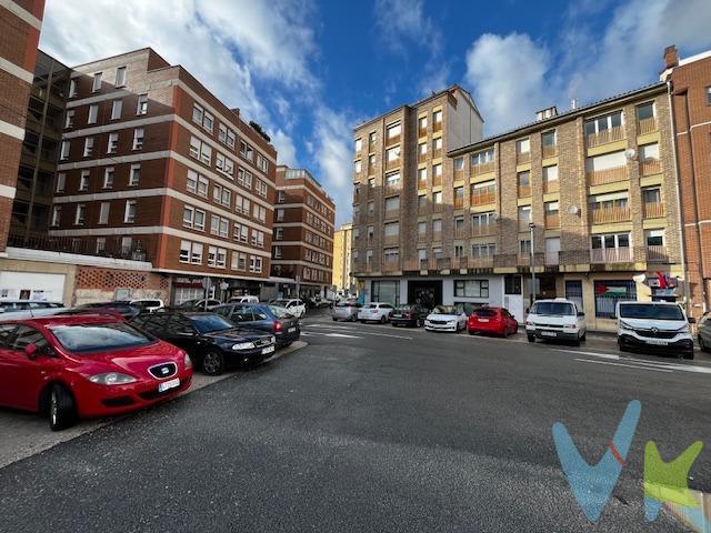 Descubre este magnífico piso de tres dormitorios ubicado en el corazón de Burlada, una zona privilegiada repleta de comercios y servicios. Con una superficie construida de 72 m² y útil de 64.33 m², esta propiedad se presenta como una gran oportunidad por su precio competitivo de solo €167,000. El salón y dos dormitorios disfrutan de una estupenda orientación sur lo que garantiza luminosidad durante todo el día; se trata de una vivienda muy bien distribuida. Su ubicación permite un fácil acceso al centro urbano gracias a la eficiente red del autobús local: ideal para aquellos que buscan vivir cerca pero disfrutar también del dinamismo pamplonés sin perder calidad residencial ni tranquilidad en casa. ¡No pierdas la ocasión! Este inmueble requiere pequeña actualización interior pero se encuentra en perfecto estado de conservación.