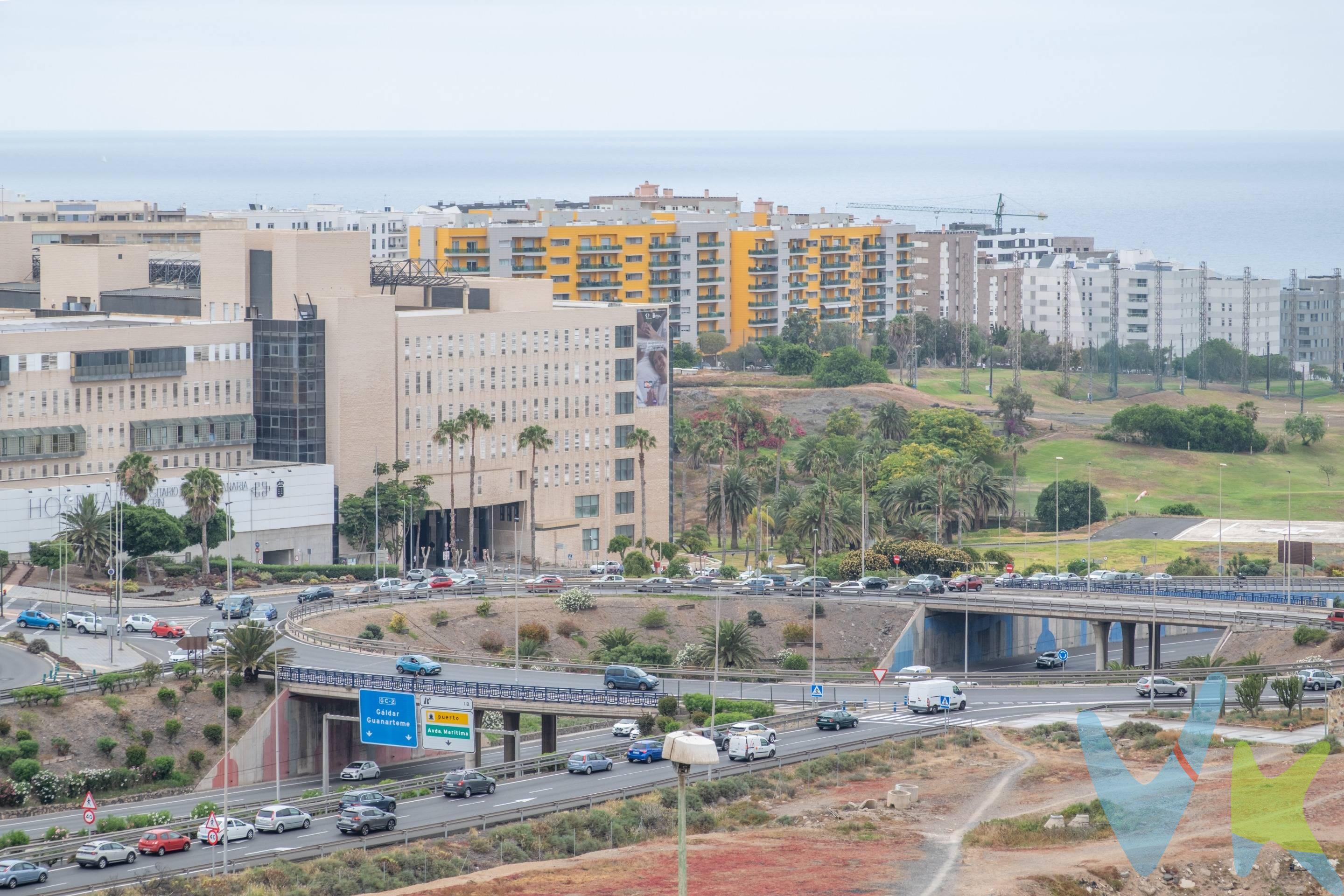 Oportunidad de piso cerca de la zona de La Minilla. Se vende piso en segunda planta de un edificio de tres alturas, ubicado en una zona céntrica de la ciudad, con fácil acceso y aparcamiento cercano. El piso, muy luminoso, cuenta con un pequeño balcón. Originalmente tenía tres habitaciones, pero se ha reformado para disponer de dos amplias habitaciones. En la azotea, se incluye un cuarto trastero de 8 metros cuadrados, así como una zona para tender la ropa. La distribución es cómoda y el ambiente, acogedor. No dispone de ascensor, pero su distribución y ubicación lo hacen ideal. Ya que se sitúa en una zona de fácil acceso a la circunvalación.