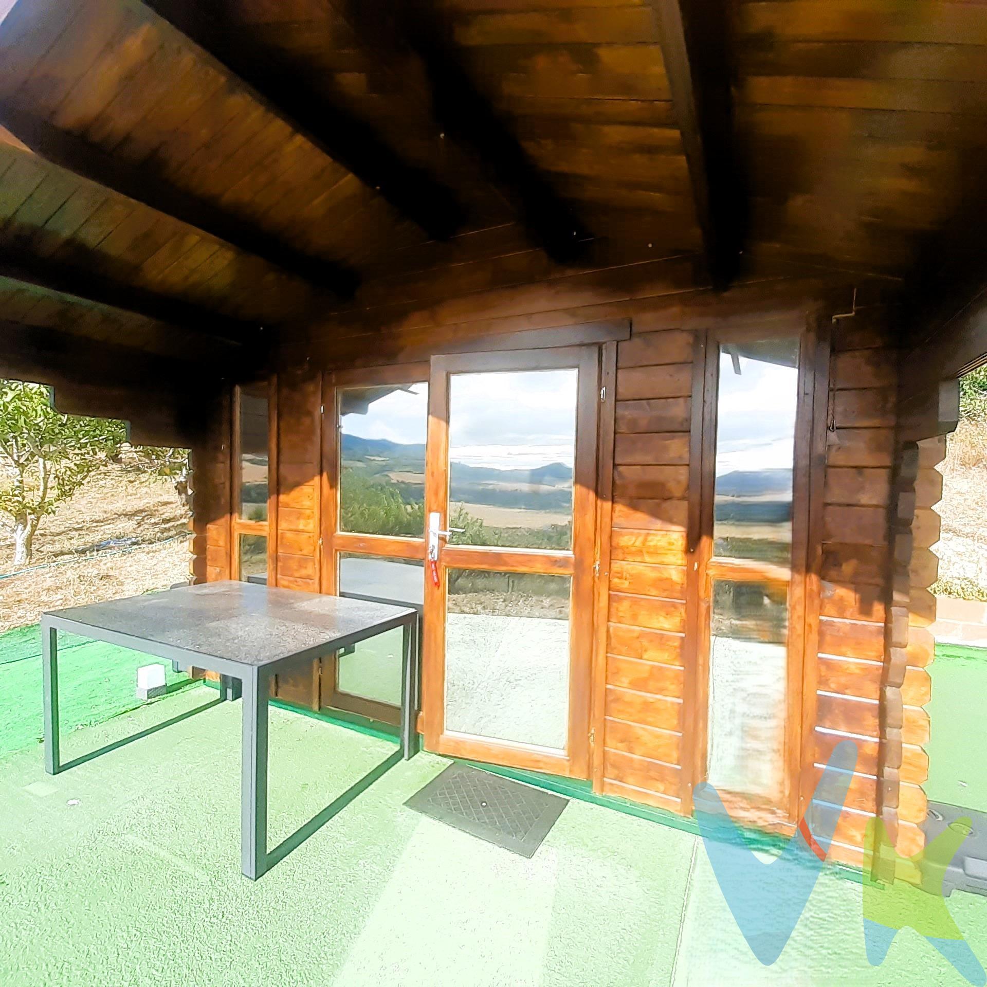 ¡Descubre esta increíble finca rústica a solo 50 metros del encantador pueblo de Echarri! Con una parcela de 1.680 m² completamente vallada, esta propiedad es el refugio perfecto para quienes buscan tranquilidad, naturaleza y comodidad en un solo lugar. En ella, encontrarás una acogedora caseta de 12 m² construida sobre un sólido cimiento de 36 m², ideal para relajarse o crear tu rincón personal. La finca cuenta con un pozo comunitario que abastece a seis fincas, garantizando un suministro de agua confiable, además de riego instalado para mantener tus árboles frutales y jardines en su mejor estado. ¿Te imaginas disfrutar de la belleza de los árboles frutales en un entorno natural? Aquí podrás hacerlo, rodeado de naturaleza y aire puro. La ubicación privilegiada te permite estar cerca del pueblo, con fácil acceso a servicios y comodidades, pero sin renunciar a la paz y la privacidad del campo. ¡Una oportunidad única para crear tu propio oasis!. 