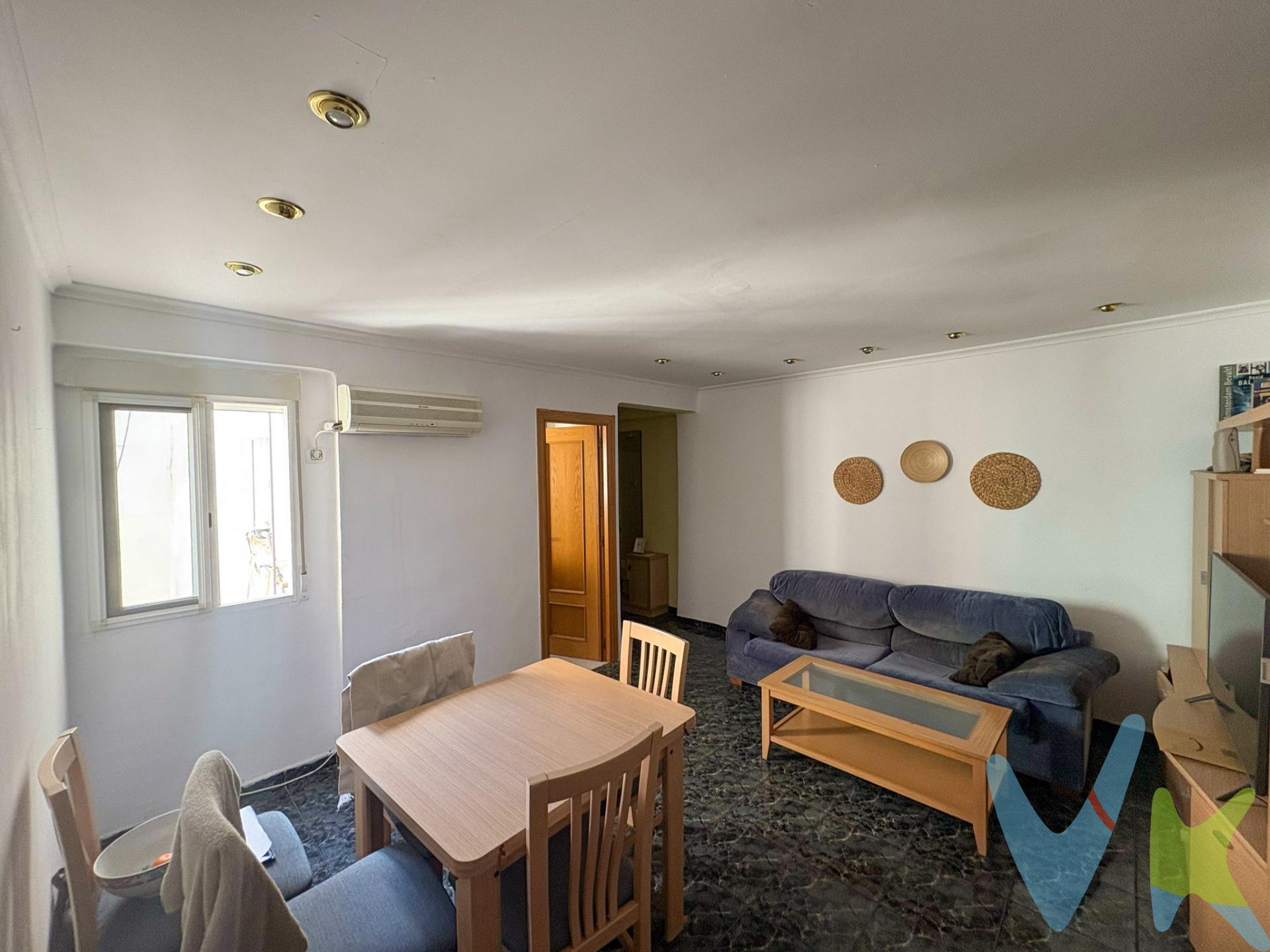 Piso con balcón en el corazón de Malvarrosa – Habitación principal con vistas a las pistas de tenis. Se vende acogedor piso situado en una de las zonas más demandadas de Valencia, a solo unos minutos de la playa de la Malvarrosa. La vivienda cuenta con tres habitaciones: dos exteriores muy luminosas y una interior, ideal como despacho o vestidor. La habitación principal destaca por sus vistas despejadas a las pistas de tenis. El piso dispone de un salón amplio y cómodo, perfecto para reuniones o momentos de descanso, una cocina independiente, un baño completo y un balcón exterior ideal para disfrutar del aire libre. Características destacadas:. 	•	3 habitaciones (2 exteriores y 1 interior). 	•	Habitación principal con vistas a las pistas de tenis. 	•	Salón amplio. 	•	Cocina independiente. 	•	Baño completo. 	•	Balcón. 	•	Excelente ubicación junto a la playa. 	•	Buena comunicación y todos los servicios cerca. Ideal tanto como primera vivienda como para inversión. ¡Ven a visitarlo y descubre su potencial!. La descripción del presente inmueble e imágenes tienen mero carácter informativo y en ningún caso carácter contractual, pudiendo ser modificados por la inmobiliaria comercializadora sin que ello implique responsabilidad alguna frente a terceros. En el precio de venta a público, esta propiedad NO incluye los gastos de adquisición (Notario, registro, gestión, honorarios, etc…).