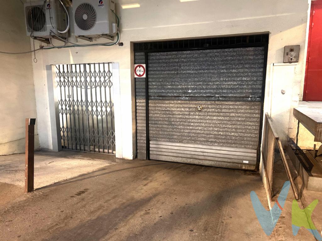 Fincas Eva presenta una oportunidad única de inversión en Hospitalet de Llobregat. Se trata de un lote de 31 plazas de parking situado en Rambla Marina, uno de los ejes principales de la ciudad, con excelente conexión por transporte público y carretera, a solo 10 minutos del Aeropuerto y 15 minutos del centro de Barcelona.El conjunto cuenta con una superficie total de 1.088 m², perfectamente distribuida para un aparcamiento cómodo y seguro, gracias a sus amplios pasillos de maniobra y accesos pensados para facilitar la entrada y salida de vehículos.La ubicación estratégica, rodeada de comercios, servicios y nuevas promociones residenciales, garantiza una alta demanda de estacionamiento en la zona, lo que convierte este activo en una opción muy atractiva tanto para particulares como para empresas.En definitiva, un activo sólido y rentable, en una de las áreas más dinámicas y transitadas de Hospitalet.