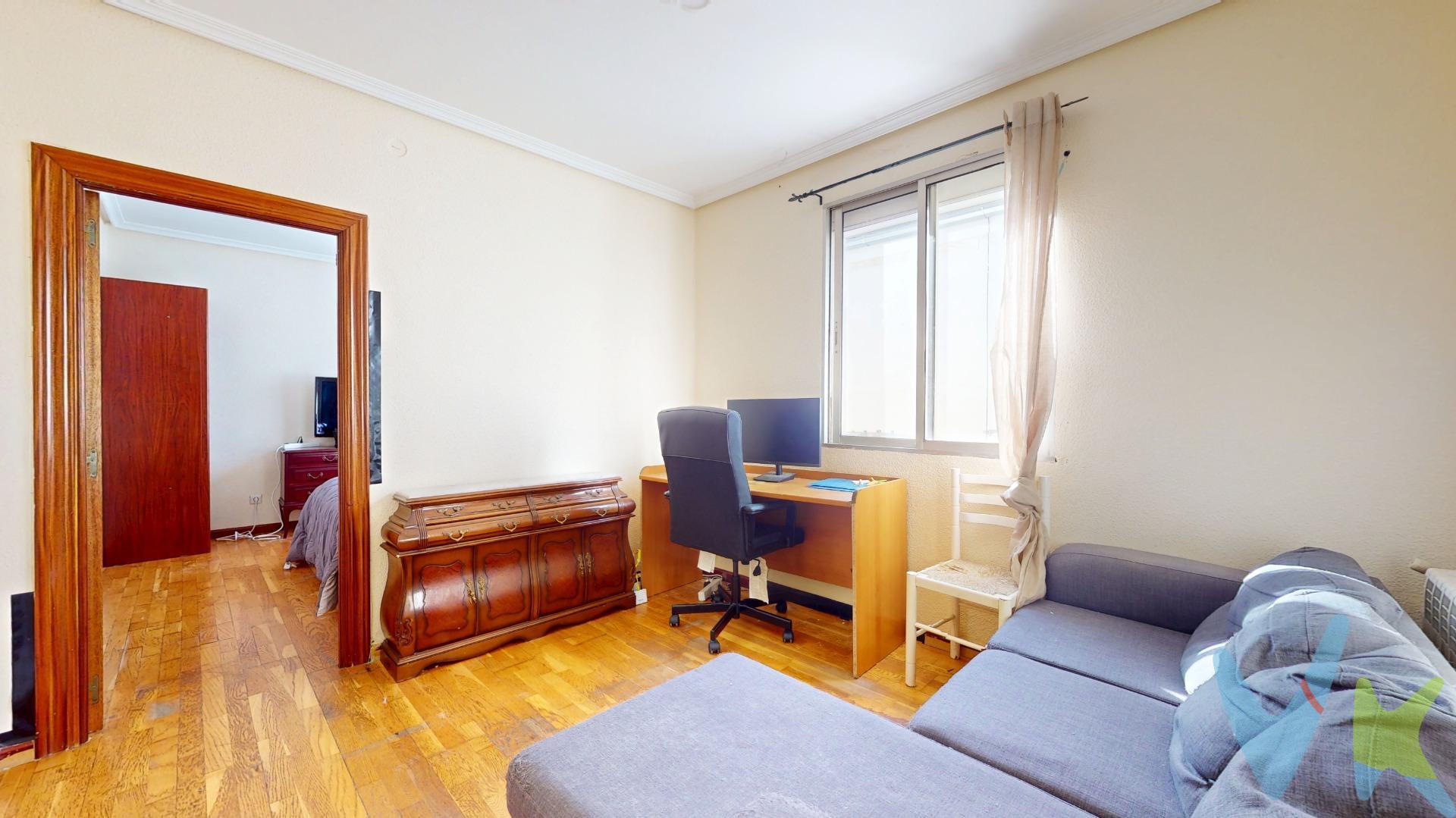 Oportunidad ideal para crear un hogar a medida en una ubicación consolidada de Valladolid, La Victoria, es un barrio tradicional, con calles estrechas y viviendas de estilo clásico. Se ha ido transformando con el tiempo, incorporando servicios modernos sin perder su esencia vecinal., . Predomina un ambiente popular y familiar, con una activa vida de barrio, bien conectado.  Con transporte público, centros educativos y servicios de salud en las proximidades, además de parques y zonas infantiles en áreas cercanas, bares, supermercados y locales de ocio. Si buscas tranquilidad con acceso rápido al centro, es una opción conveniente dentro de la ciudad. La vivienda dispone de 73 m2 útiles, distribuidos en tres dormitorios, salón, cocina con salida a una galería y baño, todo exterior, orientación sur oeste. La vivienda está a reformar, con su actualización, puedes dejar la casa totalmente a tu gusto tanto de calidades como de distribución,. ¿Te lo vas a perder? Esta propiedad durará muy poco en el mercado, no dejes pasar la oportunidad y llama ahora. El precio de la vivienda es de 95.000€ mas honorarios de venta al comprador de 7.000€+IVA. 