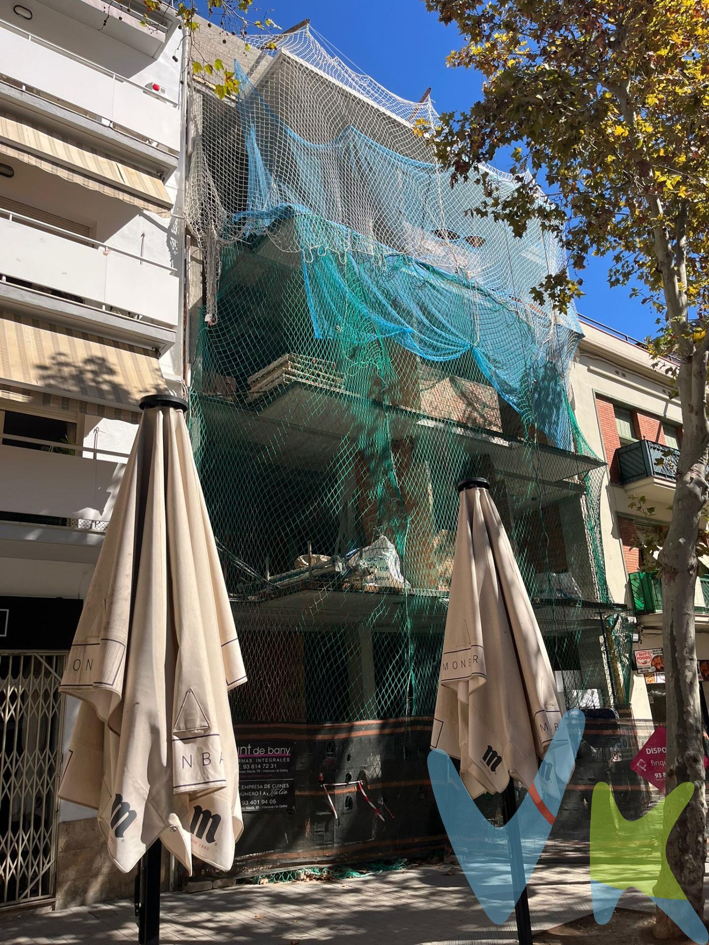 Vivienda de obra nueva, en la mejor ubicación de Vilanova i la Geltrú, Rambla de la Pau. Quieres disfrutar de una vivienda que se finalizará con grandes acabados en una zona emblemática de la ciudad?. Aquí te presentamos esta vivienda de dos habitaciones amplias y  dos cuartos de baño en la tercera planta del edificio y ademas una tercera estancia en la planta superior, accediendo desde la escalera o ascensor y desde esta estancia tenemos acceso a una terraza privada de 26 m2 en primera linea de la rambla. La carpínteria exterior será con cerramiento de rotura de puente térmico en aluminio lacado y la interior será lacada en blanco, siendo la de entrada blindada. Los pavimentos de la vivienda serán de tarima laminada y en baños y cocina en gres porcelánico. Las cocinas serán de la mejor calidad italiana de la marca Lube. La climatización frio-calor  será mediante aerotérmia por conductos. El edificio dispondrá de ascensor y se entregará a finales de 2026