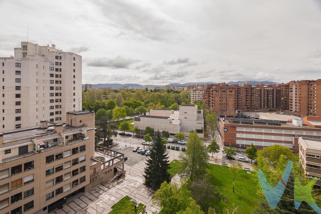 Le ofrecemos la posibilidad de adquirir este estupendo apartamento de 2 dormitorios con buenísimas vistas a Vuelta del CastilloSe trata de una vivienda reformada, exterior, luminosa, con altura y en la mejor zona del barrio de San JuanEn esta casa encontrará todo aquello que busca a un paso del centro de Pamplona. Rodeado de zonas verdes (Vuelta del Castillo, Parque de Antoniuti y Parque de la Taconera), se trata de un entorno repleto de comercio, servicios y con los edificios más representativos del barrio de San JuanLa vivienda cuenta con un cuarto trastero en el propio edificio. Además ofrecemos como opcional la posibilidad de adquirir una plaza de garaje de concesión pública en el parking de Civican a escasos 50 metros del edificio, según tarifa de concesiónNo lo dude y contacte con nosotros para obtener más información