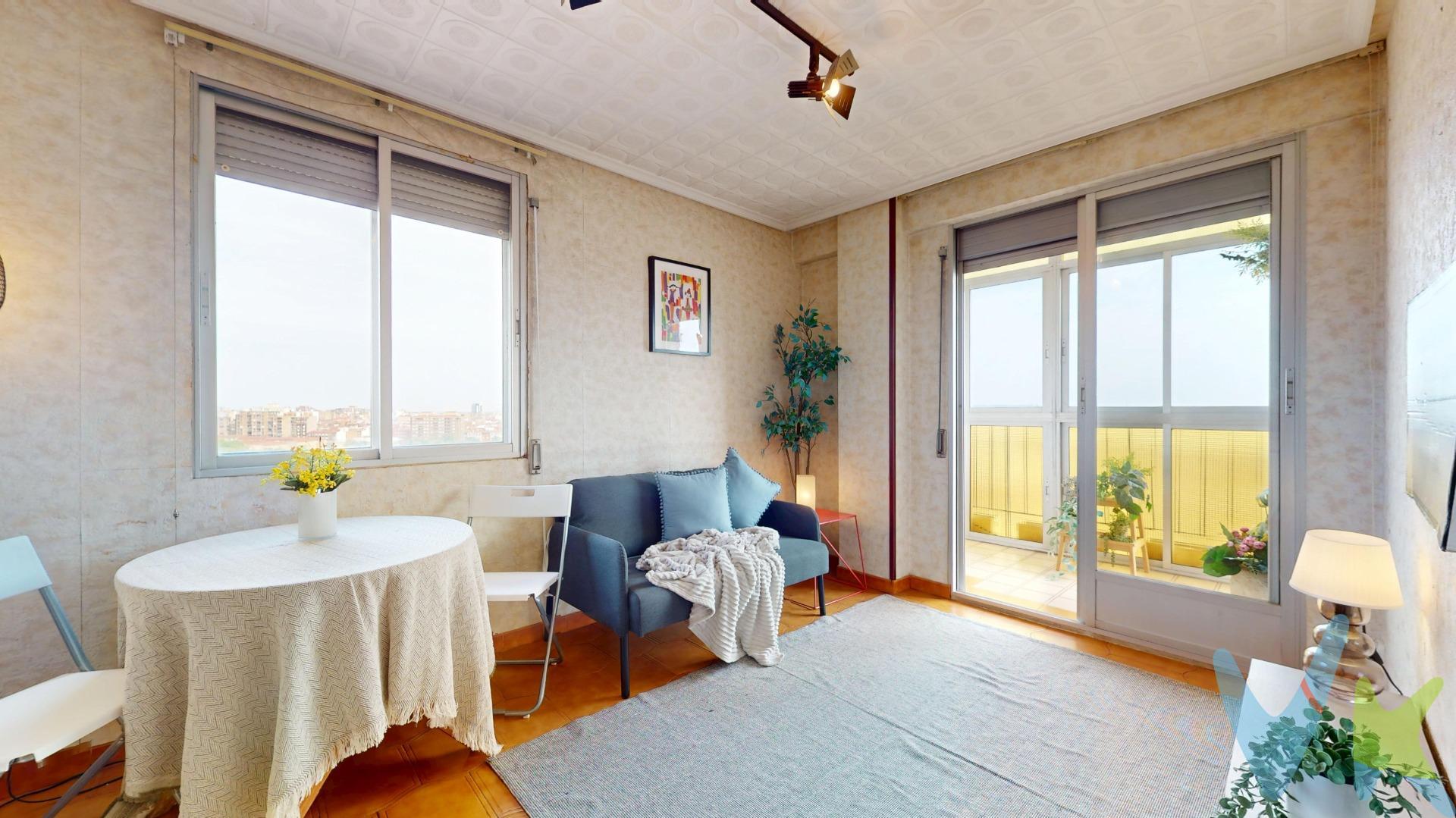 Si buscas un piso luminoso y en una ubicación estratégica, esta vivienda en calle Eduardo del Pueyo es una oportunidad que no puedes dejar escapar. ✨. Dispone de 3 dormitorios 🛏️, 1 baño 🛁, cocina que se puede comunicar mediante un cristal que le permite luz y versatilidad al acogedor salón. Desde el salón se accede a una galería acristalada ☀️, un rincón perfecto para relajarte, crear tu zona de lectura o teletrabajo, mientras disfrutas de unas espectaculares vistas al skyline de la ciudad 🌇 gracias a su planta alta. La finca cuenta con servicio de conserjería 🛎️, un plus de comodidad y tranquilidad para el día a día. La vivienda dispone de calefacción eléctrica ♨️. 📍 Su ubicación es otro de sus grandes atractivos: junto al hospital Clínico y la Universidad, ideal tanto para vivir como para invertir. Además, está perfectamente comunicada con transporte público 🚍🚋 y rodeada de todos los servicios necesarios. 💙 Un hogar donde la luz, las vistas y la ubicación se unen para ofrecerte una oportunidad única. ¡Ven a visitarlo y déjate sorprender!. ***NOTA HISTÓRICA: Eduardo del Pueyo fue pianista aragonés del siglo XX. **Gastos e impuestos no incluidos. A título orientativo, en segundas transmisiones, el comprador abonará: Impuesto sobre Transmisiones Patrimoniales (ITP), tipo general en Aragón al 8% (*). Base de cálculo: mayor valor entre precio de compraventa o valor de referencia catastral. Gastos de Notaría y Registro: Aranceles variables según precio, número de copias y complejidad; cálculo según tarifas normativas. Si se precisa hipoteca: Tasación, condiciones y costes bancarios según entidad elegida por el comprador; así como gastos de gestoría y cualesquiera otros inherentes a la compraventa. No se incluyen otros gastos o tributos que puedan por Ley corresponder al comprador. Operación sujeta a doble mediación. Existen honorarios a cargo del comprador, salvo pacto en contrario, no incluidos en PVP. El consumidor conforme a la normativa vigente podrá solicitar información y documentación adicional relativa al inmueble, sus características, condiciones de la operación y del servicio de mediación en la oficina y/o a través de nuestro teléfono de contacto o mail. La agencia actúa exclusivamente como intermediaria en la compraventa, cuyas condiciones, en todo caso, estarán sujetas a la aceptación expresa del vendedor del inmueble y posterior formalización del contrato. La información suministrada se corresponde con la disponible a la fecha de publicación, pudiendo variar en función de las circunstancias o actualizaciones legales, contractuales y fiscales. Anuncio de carácter meramente informativo. Para una información exhaustiva sobre el funcionamiento, tipos impositivos y bonificaciones del ITP en Aragón, puede consultar el portal oficial de la Agencia Tributaria Autonómica. Tarifas notariales y registrales reguladas en el Anexo I del Real Decreto 1426/1989 y Anexo I del Real Decreto 1427/1989, respectivamente. Anuncio no vinculante, puede contener errores. 
