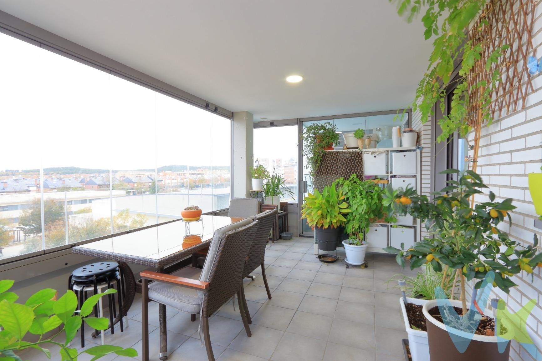 🏡 Espectacular vivienda con plaza de garaje y cuarto trastero, con una superficie total de 223 m2,  terraza de 45 m y 4 dormitorios dobles, en urbanización privada de reciente construcción (2022). Descubre una vivienda única por espacio, luz natural y calidad, ubicada en una de las zonas con mayor proyección, junto al futuro Parque Público de Rivas (2026), un proyecto paisajístico pionero en España. Una propiedad ideal para quienes buscan amplitud, confort, eficiencia energética (el edificio cuenta con paneles solares)  y una gran terraza perfecta para disfrutar durante todo el año. ✨ Características principales de la vivienda. Terraza con parte acristalada mediante cerramiento "Lumon" (garantía vigente). 4 Dormitorios dobles, uno de ellos en suite con vestidor. Salón amplio y luminoso con salida directa a la terraza, toldos motorizados con sensor de aire y noche. Cocina independiente,  equipada y con gran capacidad de almacenaje. 2 baños completos. 6 armarios empotrados. Plaza de garaje y trastero incluidos, además de zona de aparcamiento de bicicletas con plazas numeradas. Suelos de tarima de alta calidad con calefacción por suelo radiante, máximo confort térmico. Aire acondicionado canalizado e independiente por estancias. Puerta de seguridad. Orientación este-oeste, garantizando luz natural durante todo el día. 🌿 Urbanización privada con control de seguridad. Vive con la tranquilidad que ofrece una urbanización moderna, segura y con excelentes zonas comunes: con amplia piscina, parque de juegos infantiles, sala multiusos para la comunidad. . Este residencial es idóneo  para familias y quienes buscan un entorno residencial de calidad. Construida en 2022, ofrece todas las comodidades de un complejo premium y una ubicación estratégica junto a uno de los futuros espacios verdes más importantes del municipio. Información adicional:. * ⁠Metros construidos: según registro tiene una superficie total de 182,31 m2 /  (vivienda 136.80 m) + comunes  y terraza . * Metros catastrales: 223 m ( Vivienda 135 m, Aparcamiento 10 m, Almacén 5 m, y  Elementos comunes 73 m). * Metros útiles: 102 m aproximadamente. El precio publicado no incluye el mobiliario ni la decoración, ni los impuestos, ni los honorarios derivados del servicio de compra. El comprador asumirá, además del precio de compraventa, un coste adicional del 3 % del precio del inmueble en concepto de servicio de gestión, asesoramiento y acompañamiento en todo el proceso de compra; un 6 % correspondiente al Impuesto de Transmisiones Patrimoniales (ITP); los gastos de notaría, que supondrán aproximadamente entre un 0,2 % y un 0,5 % del valor de la vivienda; y los gastos de inscripción en el Registro de la Propiedad, estimados entre un 0,1 % y un 0,25 % del precio de compraventa.