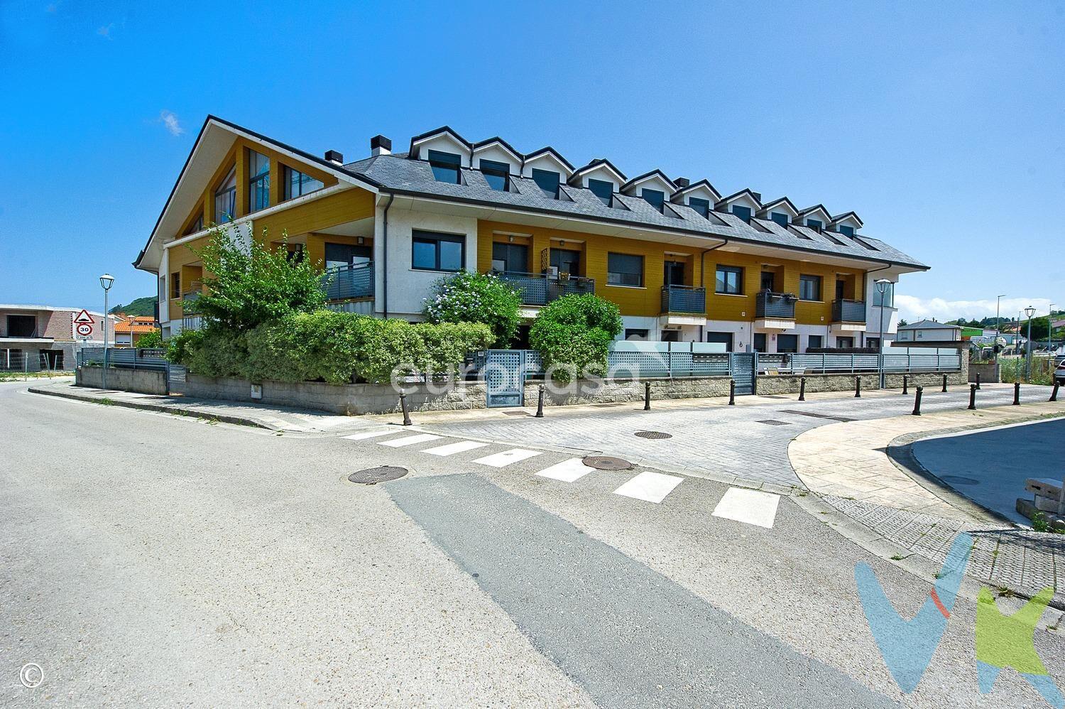 TU FUTURO EMPIEZA AQUÍ. Te presentamos una vivienda pensada para quienes buscan mucho más que un simple lugar donde vivir. Este piso ubicado en la tranquila localidad de Boo de Piélagos, es una oportunidad perfecta para comenzar una nueva etapa con todas las comodidades y en un entorno que invita a quedarse. Con 81 m² construidos, este hogar combina diseño moderno, espacios perfectamente definidos y funcionalidad en cada rincón. La distribución ha sido cuidadosamente pensada para aprovechar al máximo la luz natural y crear ambientes acogedores. Dispone de dos habitaciones, una de ellas tipo suite con baño integrado, ideal para contar con privacidad y confort en el día a día. El segundo dormitorio es también espacioso y muy luminoso, perfecto como habitación juvenil, despacho o cuarto de invitados. La vivienda cuenta con dos baños completos, ambos de estilo actual, con materiales de calidad y una estética cuidada, perfecta para quienes valoran los detalles. La cocina, de líneas limpias y modernas, ofrece espacio más que suficiente para cocinar con comodidad, con muebles funcionales y acabados que combinan con el estilo general del piso. Y el salón-comedor es uno de los espacios más agradables de la vivienda. Es completamente exterior y gracias a su orientación este, toda la vivienda recibe luz natural, creando un ambiente cálido y acogedor desde primera hora del día. Un lugar perfecto para relajarse, compartir momentos o simplemente disfrutar de la tranquilidad del hogar. En cuanto a calidades, este piso se entrega en perfecto estado para entrar a vivir. Suelos de tarima que aportan elegancia y calidez, ventanas de PVC con doble acristalamiento Climalit para un mayor aislamiento térmico y acústico, y calefacción individual de gas natural, que garantiza un consumo eficiente y controlado en todas las estancias. También dispone de armarios empotrados, lo que permite aprovechar mejor el espacio y mantener el orden sin esfuerzo. Un entorno que invita a quedarse. La vivienda se encuentra en Boo de Piélagos, una localidad que combina lo mejor de la vida tranquila con una excelente ubicación. Muy cerca de la Hostería de Boo, un referente en la zona, vivir aquí es sinónimo de paz, seguridad y conexión con la naturaleza, con servicios básicos cercanos y buenas comunicaciones al estar a pocos minutos de Santander o Torrelavega gracias a su buena comunicación por carretera y tren. Ideal para parejas jóvenes que buscan establecer su primer hogar, pero también para personas que teletrabajan, familias pequeñas o incluso como inversión para alquilar, esta zona está en constante crecimiento, ya que cada vez atrae a más jóvenes y familias que buscan alejarse del bullicio sin renunciar a las comodidades. Rodeada de zonas verdes, rutas para caminar o montar en bici, y a solo un paso de algunas de las playas más bonitas de Cantabria, Boo de Piélagos es una elección inteligente para quienes valoran la calidad de vida. Si sueñas con un piso moderno, cómodo, bien ubicado y listo para entrar a vivir, éste es el hogar que estás buscando. No tendrás que hacer reformas, solo traer tus cosas y empezar a disfrutar de tu nuevo hogar. Llámanos, ven a verlo sin compromiso y déjate sorprender por todo lo que este piso tiene para ofrecerte. Tu nueva vida comienza aquí. 