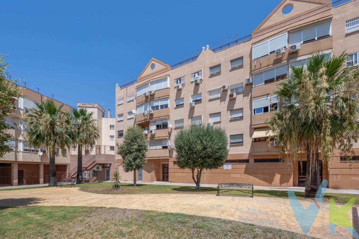 Querido interesado:

Este piso no es solo un espacio bien distribuido con tres habitaciones, dos baños, garaje y piscina. Es, sobre todo, un lugar donde la vida transcurre con calma, sin dejar de estar conectada al pulso de la ciudad. Está en Montequinto, en una urbanización cerrada, donde el silencio de la noche y la seguridad forman parte del día a día.

Aquí, las mañanas comienzan con la luz entrando suave por el ventanal del salón. La cocina —que puede ampliarse incorporando el lavadero— ofrece más de lo que parece: espacio para cocinar, sí, pero también para reunirse, hablar, decidir qué se cena o qué se hace el domingo. No es lujo, es comodidad real. Es pensar en cómo será tu vida dentro, y no solo en cómo se ve por fuera.

La piscina se convierte en rutina en verano: después del trabajo, antes de comer, con los niños o a solas. Y el garaje, aunque práctico, también tiene algo de ritual: llegar, cerrar el coche y sentir que el día termina en un sitio que es tuyo.

Las habitaciones tienen la medida justa. Ni frías ni impersonales. Son espacios donde cabe una cuna, una guitarra, un escritorio con ordenador, o todo a la vez. Los baños están hechos para usarsesin que falte lo esencial.

Aquí hemos vivido cenas con amigos que se alargan hasta la madrugada, fines de semana de palomitas y manta, alguna mudanza improvisada de muebles y muchas decisiones importantes tomadas con una taza de café en la mano, junto a la ventana del salón.

Si estás buscando un sitio donde empezar algo —una nueva etapa, una familia, o simplemente una vida más tranquila— este piso puede ser ese punto de partida.

En la búsqueda de una familia que sea, al menos, tan feliz como nosotros lo hemos sido aquí, te enviamos un saludo. 

Honorarios de la agencia inmobiliaria, impuestos (el Impuesto de Transmisiones Patrimoniales, IVA o AJD, en su caso), otros gastos de la compraventa (gastos de registro de la Propiedad, Notaría, gestoría ni de posible financiación). Documento DIA a disposición del consumidor según Decreto 218/2005 Junta de Andalucía.