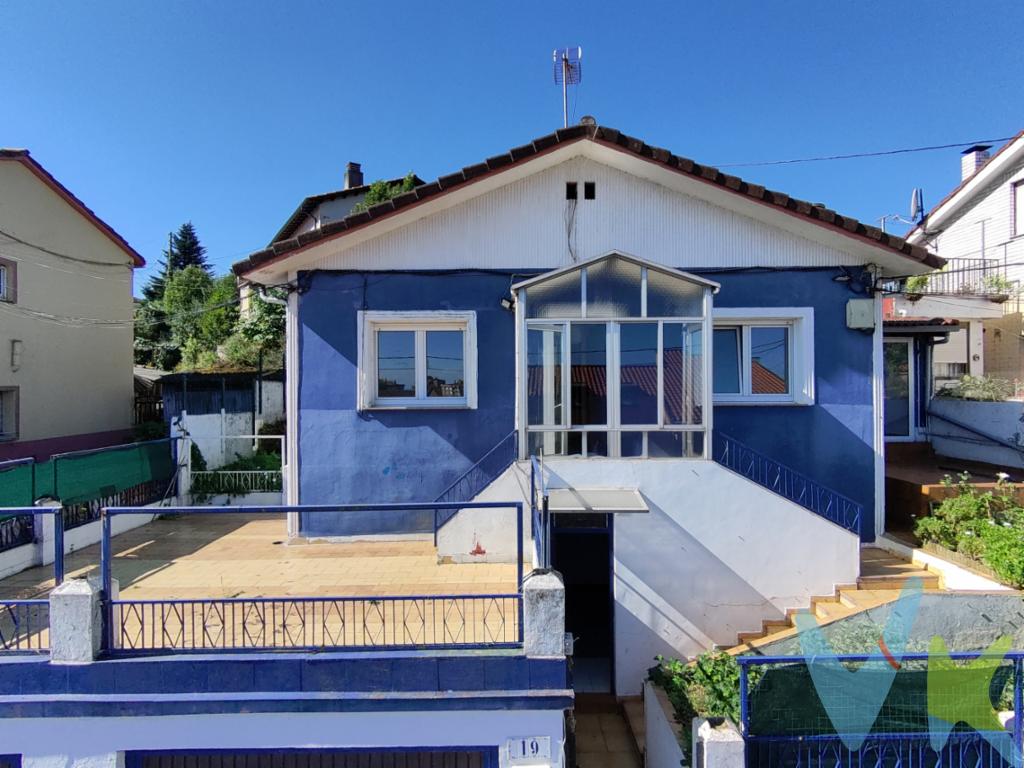  Presentamos una magnífica oportunidad de adquirir una Buena casa en venta situada en la Zona de Roces al lado del Parque de Montevil  en la ciudad de Gijón.  Ideal para aquellos que buscan un hogar espacioso con vistas y una Magnifica Terraza para disfrutar en una ubicación privilegiada.Este inmueble, con muchas posibilidades de  distribución incluye cuatro amplias habitaciones ,Sala con Cocina,Baño Aseo y Trastero en 2 Plantas Desde la primera Planta , se accede a una agradable terraza de 30 metros y 40 metros de Finca perfectos para disfrutar del aire fresco o de momentos de esparcimiento al aire libreDispone además de dos Plazas  de garaje que proporcionan una comodidad extra, asegurando el resguardo de su vehículo sin complicaciones. Asimismo, se cuenta con un trastero, ofreciendo soluciones de almacenamiento prácticas que ayudan a mantener los espacios principales despejados y bien organizados.El inmueble forma parte de un conjunto residencial que se beneficia de una zona ajardinada, un entorno ideal para pasear, disfrutar al aire libre y ofrecer un espacio seguro donde los niños pueden jugar. Esta característica es un gran valor añadido en el corazón de la ciudad, proporcionando un oasis de tranquilidad lejos del bullicio urbano.Además, la casa goza de excelente conectividad gracias a la cercanía de paradas de autobús, facilitando el acceso al resto de la ciudad. Esta propiedad es una excelente inversión para quienes buscan asentarse en Gijón, combinando el encanto de una construcción con las comodidades modernas necesarias para una vida confortable. Contáctenos para agendar una visita y descubra personalmente cada detalle que hace de esta propiedad una oportunidad única en el mercado de Gijón.Es una oferta que no querrá dejar escapar.En el precio publicitado no se incluyen los Impuestos de Transmisiones Patrimoniales ni los Gastos de Notaría y Registro. 