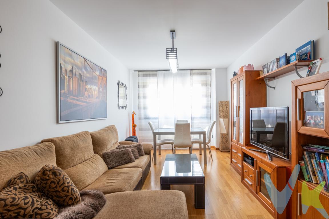  ¡Descubre tu próximo hogar en el corazón de Oviedo! Presentamos este encantador piso en venta, ubicado en la codiciada zona de Ciudad Naranco, perfecto para quienes buscan la combinación ideal de confort y estilo. Situado en la segunda planta de un edificio moderno, construido en 2010, este inmueble promete satisfacer todas tus necesidades residenciales.Con una superficie de 67,74 metros cuadrados útiles y 78 metros construidos, este piso consta de cocina con un amplio tendedero, dos dormitorios ,  dos cuartos de baño  , uno de ellos en suite y un amplio salón de paso compuesto, la orientación del piso le permite disfrutar de la luz solar prácticamente todo el día.El piso cuanta con una amplia plaza de garaje y un cómodo trasteroUbicado en la zona mas moderna de Ciudad Naranco , un lugar tranquilo y agradable, con zonas verdes hacia un lado y, hacia el otro, el centro neurálgico de Oviedo a un solo paso. el piso ofrece acceso a una variedad de servicios esenciales. Desde supermercados y centros educativos, hasta parques y servicios de transporte público: todo está a un paso de distancia. ¡Esto añade un valor inigualable a la propiedad!Aprovecha la oportunidad de poseer una vivienda en un barrio que combina lo mejor de la vida urbana con la tranquilidad y seguridad que buscas. Ciudad Naranco es conocida por su ambiente acogedor y su comunidad vibrante, ideal para familias, parejas jóvenes o profesionales que desean establecerse en un entorno cómodo y accesible.Este inmueble esta calificado como VPA si esta interesado, consulte sin ningún compromiso las condiciones de compra.Lo invitamos a descubrir todo lo que esta propiedad tiene para ofrecer. Contáctenos para agendar una visita, y permita que esta cálida y moderna vivienda sea su próximo hogar. ¡Estamos seguros de que quedará encantado con esta oferta! 